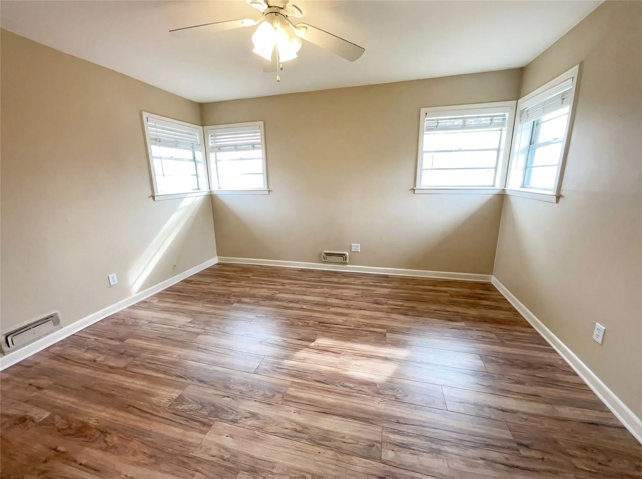 Single Family Residence For Sale in Tarrant County , 6817 Chickering Road, Fort Worth, Texas 76116, 4 Bedroom, 2 Bathroom, 2 Garage spaces, 1,986 Sqft, built in 1957, Preowned, mls#21164845, Real Estate Agent in Fort Worth, Homes For Sale in Tarrant county, Homes For Sale in Fort Worth, Realtor in Fort Worth Texas, Real Estate Brokerage Independent Realty Texas, Luminita Cordes Realtor