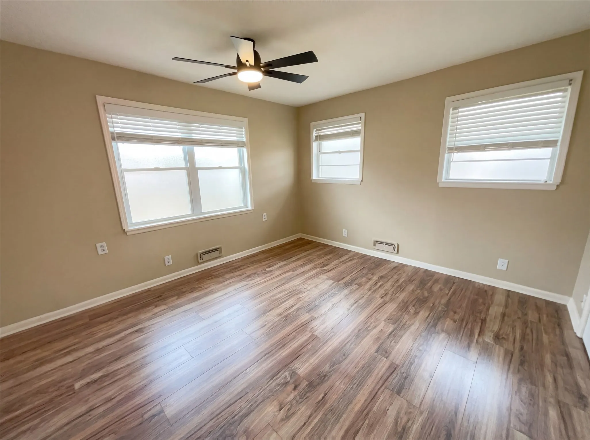 Single Family Residence For Sale in Tarrant County , 6817 Chickering Road, Fort Worth, Texas 76116, 4 Bedroom, 2 Bathroom, 2 Garage spaces, 1,986 Sqft, built in 1957, Preowned, mls#21164845, Real Estate Agent in Fort Worth, Homes For Sale in Tarrant county, Homes For Sale in Fort Worth, Realtor in Fort Worth Texas, Real Estate Brokerage Independent Realty Texas, Luminita Cordes Realtor