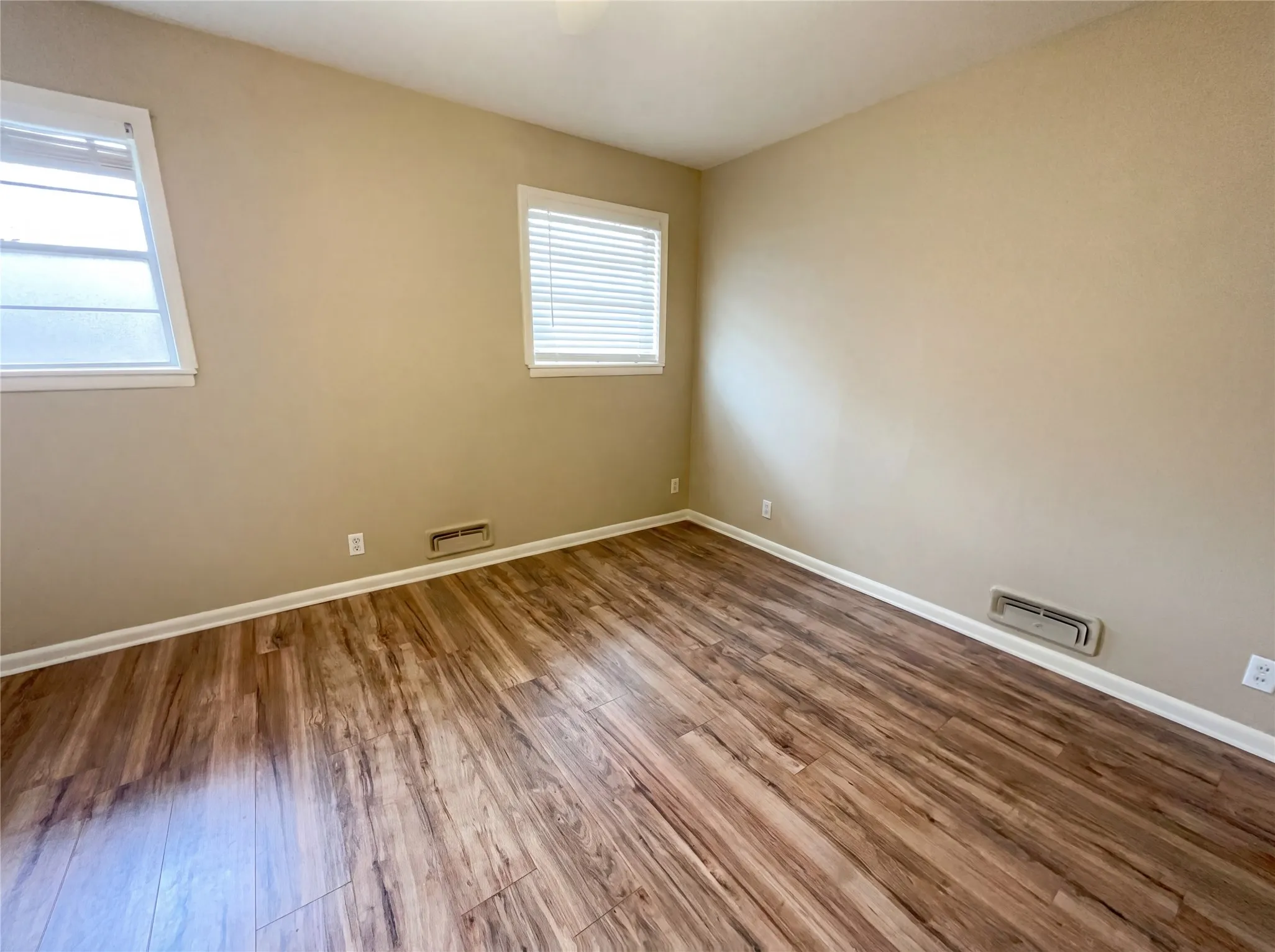 Single Family Residence For Sale in Tarrant County , 6817 Chickering Road, Fort Worth, Texas 76116, 4 Bedroom, 2 Bathroom, 2 Garage spaces, 1,986 Sqft, built in 1957, Preowned, mls#21164845, Real Estate Agent in Fort Worth, Homes For Sale in Tarrant county, Homes For Sale in Fort Worth, Realtor in Fort Worth Texas, Real Estate Brokerage Independent Realty Texas, Luminita Cordes Realtor