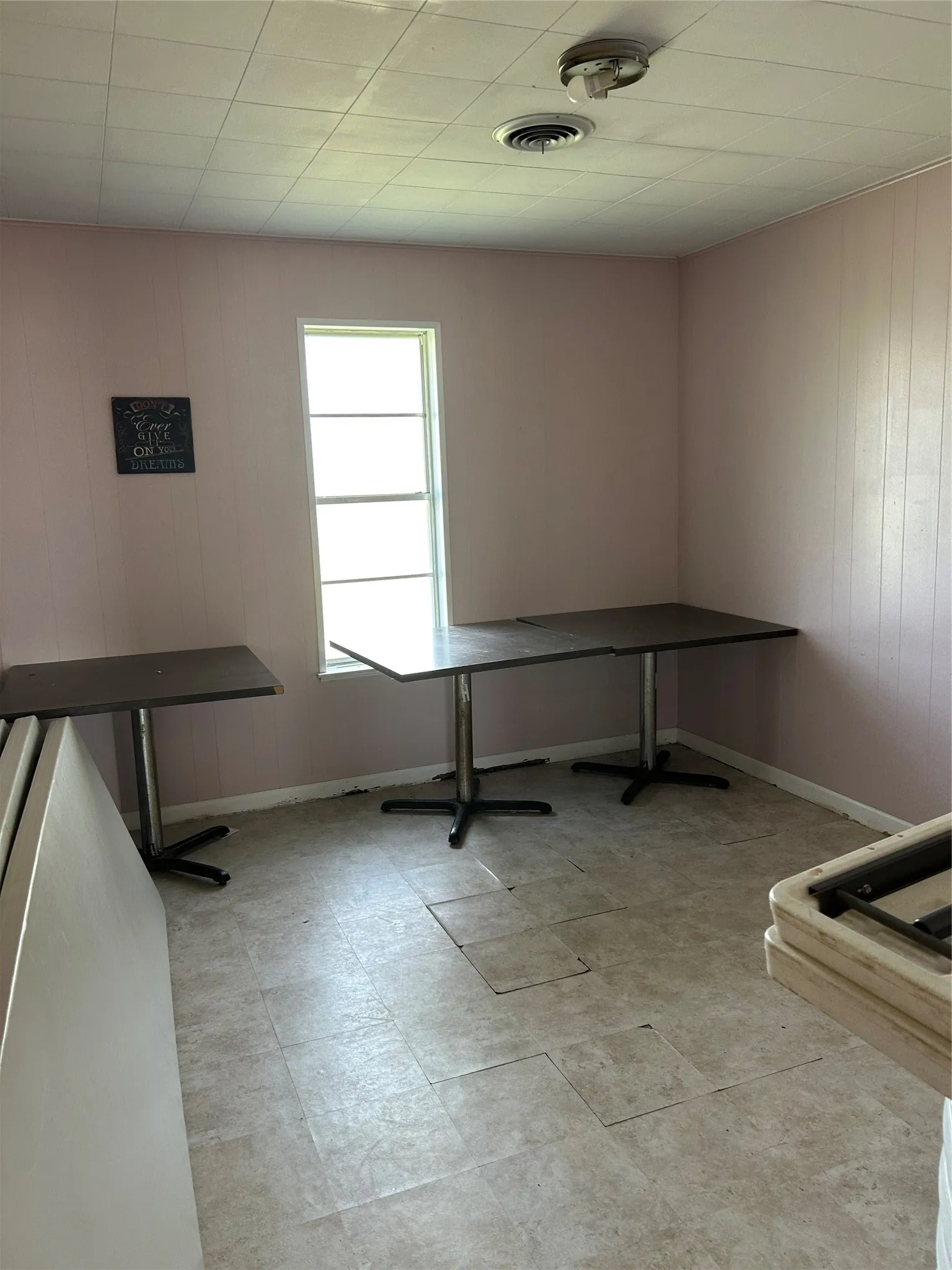 Business For Sale in Cooke County , 3404 N Grand Avenue, Gainesville, Texas 76240, 0, 0, Garage spaces, 11,000 Sqft, built in 1980, Preowned, mls#21164915, Real Estate Agent in Gainesville, Homes For Sale in Cooke county, Homes For Sale in Gainesville, Realtor in Gainesville Texas, Real Estate Brokerage Independent Realty Texas, Luminita Cordes Realtor