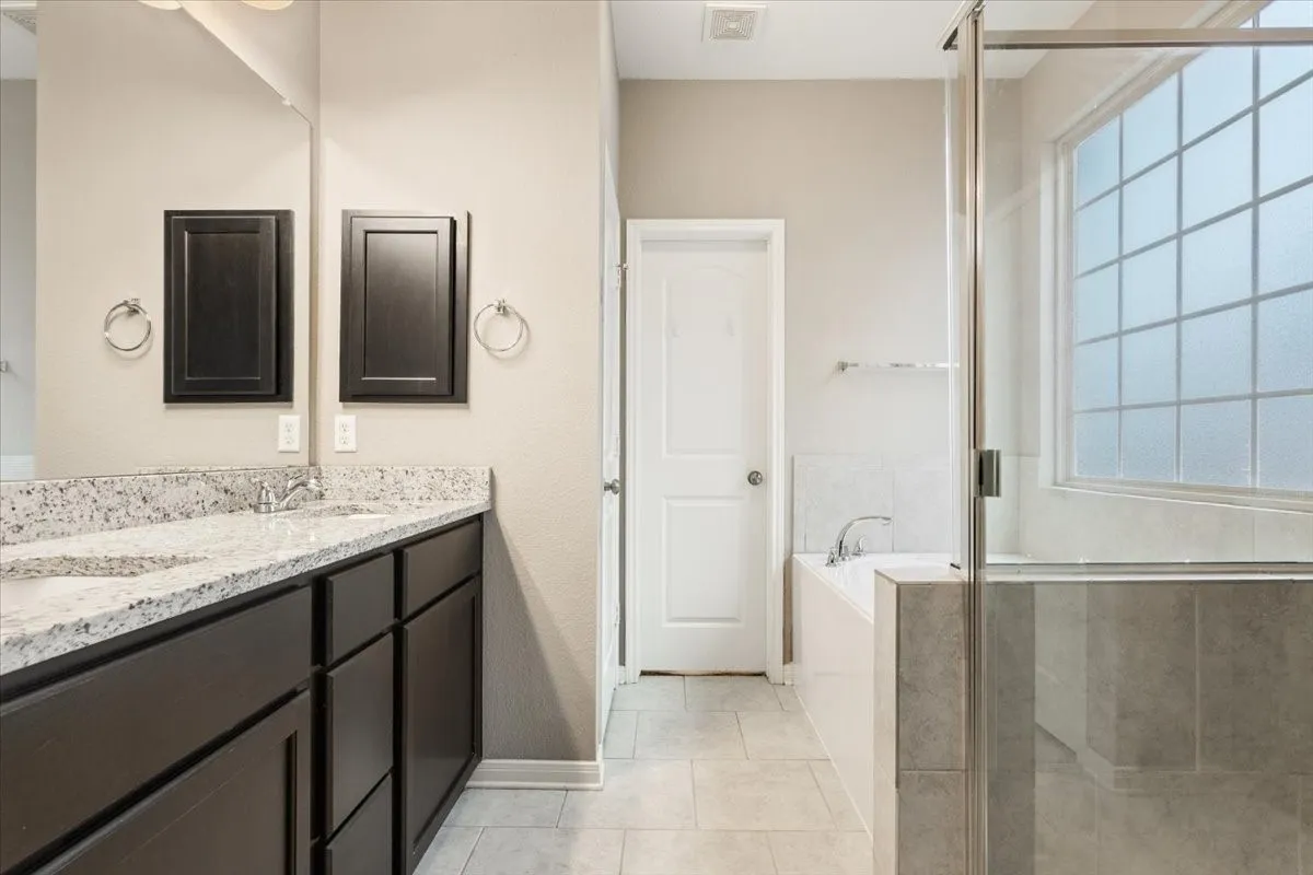 Single Family Residence For Sale in Mc Lennan County , 10713 Burnham Dr, Waco, Texas 76708, 4 Bedroom, 3 Bathroom, 2 Garage spaces, 2,351 Sqft, built in 2015, Preowned, mls#21163177, Real Estate Agent in Waco, Homes For Sale in Mc Lennan county, Homes For Sale in Waco, Realtor in Waco Texas, Real Estate Brokerage Independent Realty Texas, Luminita Cordes Realtor