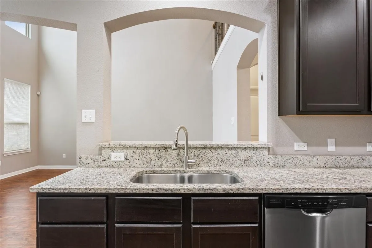 Single Family Residence For Sale in Mc Lennan County , 10713 Burnham Dr, Waco, Texas 76708, 4 Bedroom, 3 Bathroom, 2 Garage spaces, 2,351 Sqft, built in 2015, Preowned, mls#21163177, Real Estate Agent in Waco, Homes For Sale in Mc Lennan county, Homes For Sale in Waco, Realtor in Waco Texas, Real Estate Brokerage Independent Realty Texas, Luminita Cordes Realtor