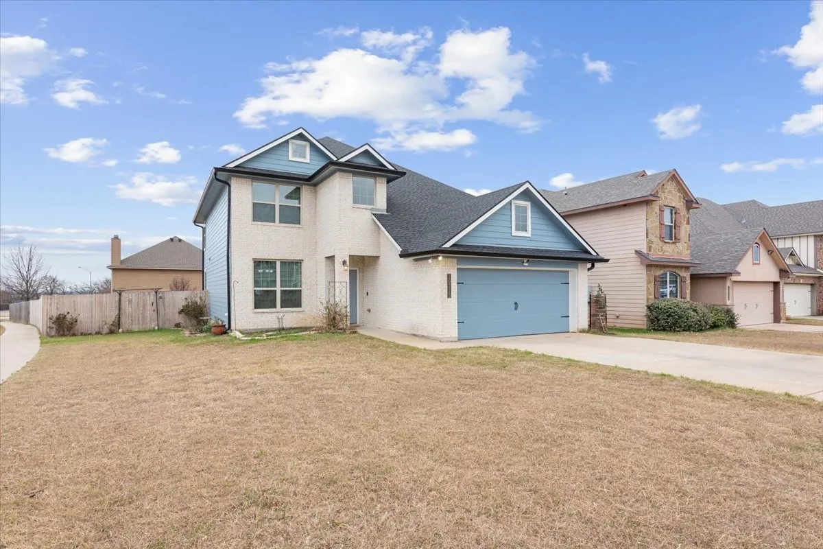 Single Family Residence For Sale in Mc Lennan County , 10713 Burnham Dr, Waco, Texas 76708, 4 Bedroom, 3 Bathroom, 2 Garage spaces, 2,351 Sqft, built in 2015, Preowned, mls#21163177, Real Estate Agent in Waco, Homes For Sale in Mc Lennan county, Homes For Sale in Waco, Realtor in Waco Texas, Real Estate Brokerage Independent Realty Texas, Luminita Cordes Realtor