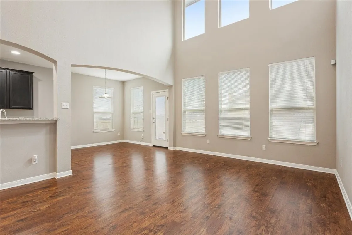 Single Family Residence For Sale in Mc Lennan County , 10713 Burnham Dr, Waco, Texas 76708, 4 Bedroom, 3 Bathroom, 2 Garage spaces, 2,351 Sqft, built in 2015, Preowned, mls#21163177, Real Estate Agent in Waco, Homes For Sale in Mc Lennan county, Homes For Sale in Waco, Realtor in Waco Texas, Real Estate Brokerage Independent Realty Texas, Luminita Cordes Realtor