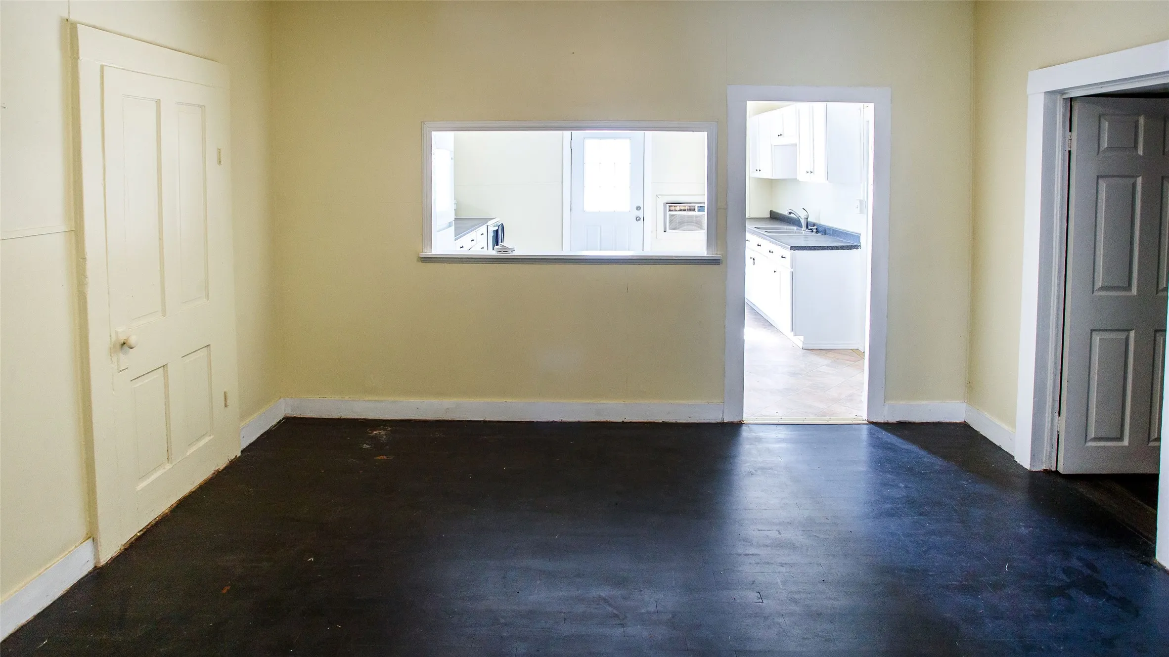 Single Family Residence For Sale in Young County , 603 W Bloodworth, Olney, Texas 76374, 2 Bedrooms, 1 Bathroom, Garage spaces, 1,134 Sqft, built in 1950, Price $79,000, mls#21165110, Real Estate Agent in Olney, Homes For Sale in Young county, Homes For Sale in Olney, Realtor in Olney Texas, Real Estate Brokerage Independent Realty Texas, Luminita Cordes Realtor