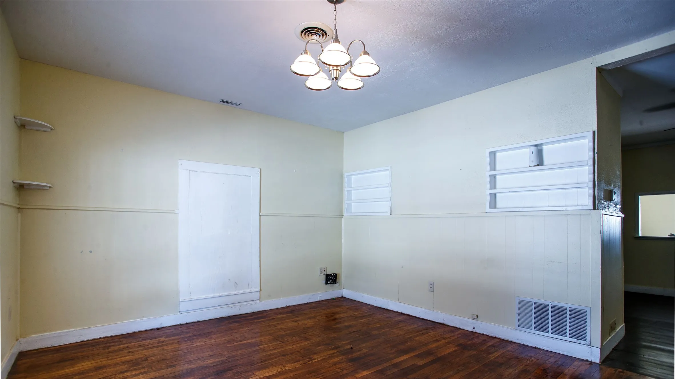 Single Family Residence For Sale in Young County , 603 W Bloodworth, Olney, Texas 76374, 2 Bedrooms, 1 Bathroom, Garage spaces, 1,134 Sqft, built in 1950, Price $79,000, mls#21165110, Real Estate Agent in Olney, Homes For Sale in Young county, Homes For Sale in Olney, Realtor in Olney Texas, Real Estate Brokerage Independent Realty Texas, Luminita Cordes Realtor