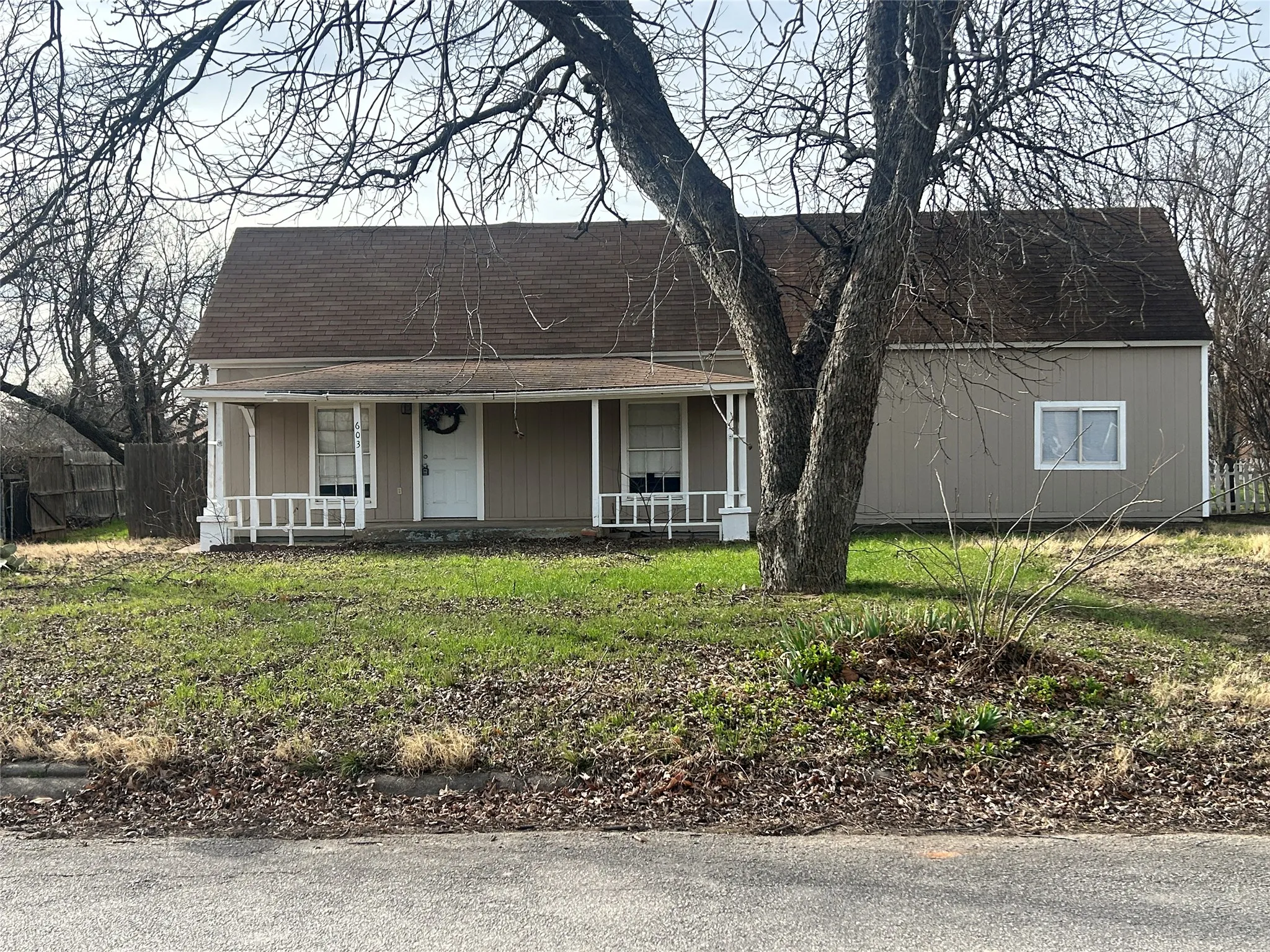 Single Family Residence For Sale in Young County , 603 W Bloodworth, Olney, Texas 76374, 2 Bedrooms, 1 Bathroom, Garage spaces, 1,134 Sqft, built in 1950, Price $79,000, mls#21165110, Real Estate Agent in Olney, Homes For Sale in Young county, Homes For Sale in Olney, Realtor in Olney Texas, Real Estate Brokerage Independent Realty Texas, Luminita Cordes Realtor