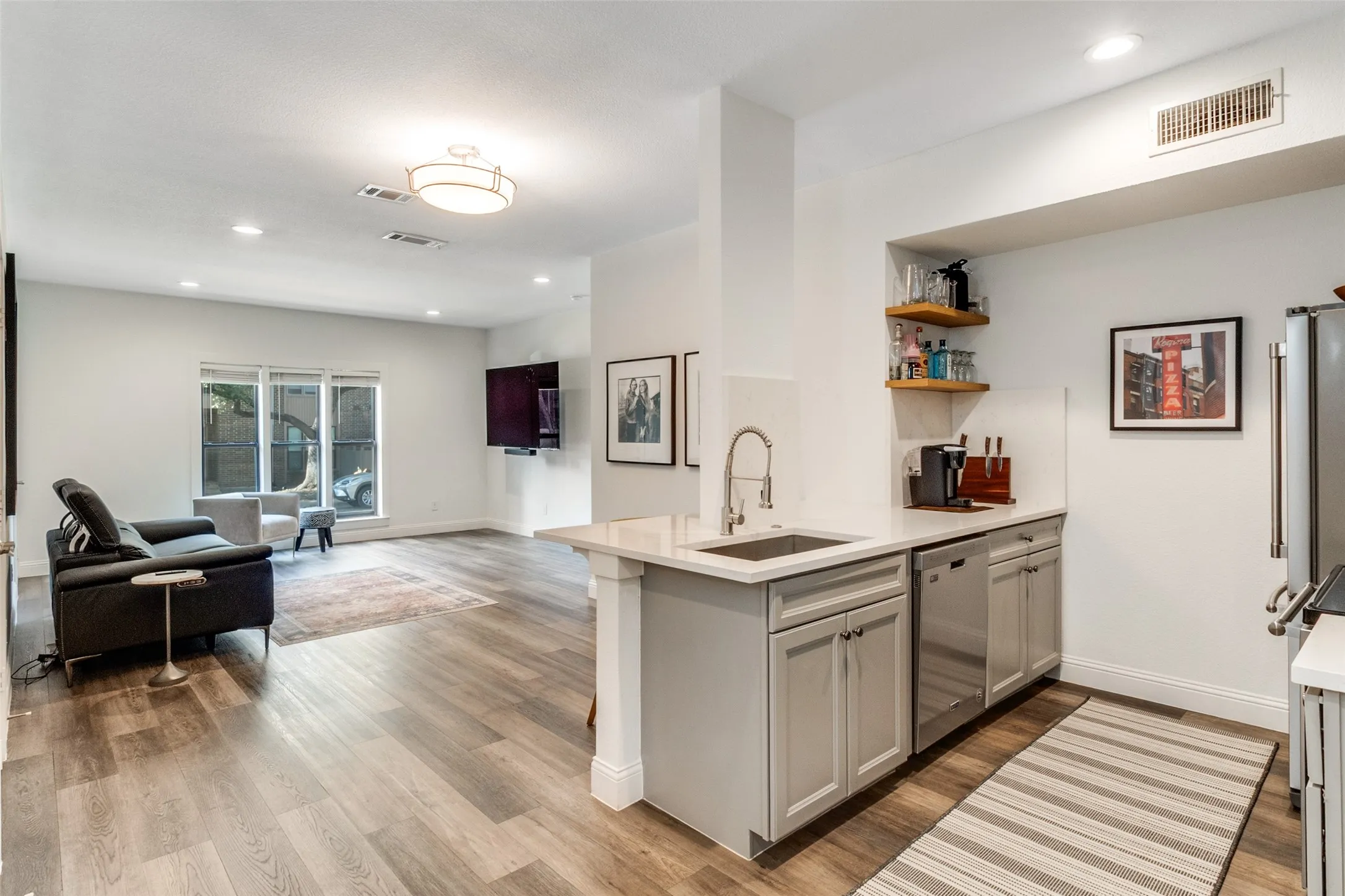 Condominium For Sale in Dallas County , 10750 Park Village Place A, Dallas, Texas 75230, 1 Bedroom, 1 Bathroom, Garage spaces, 846 Sqft, built in 1969, Preowned, mls#21162136, Real Estate Agent in Dallas, Homes For Sale in Dallas county, Homes For Sale in Dallas, Realtor in Dallas Texas, Real Estate Brokerage Independent Realty Texas, Luminita Cordes Realtor