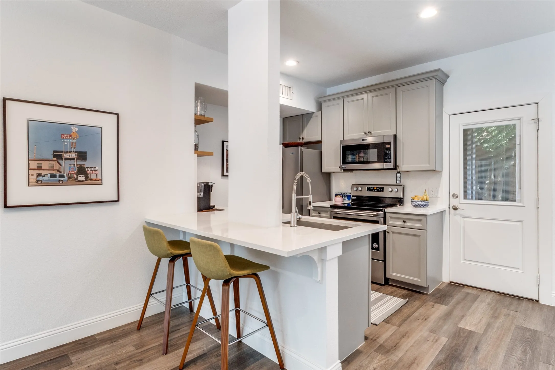 Condominium For Sale in Dallas County , 10750 Park Village Place A, Dallas, Texas 75230, 1 Bedroom, 1 Bathroom, Garage spaces, 846 Sqft, built in 1969, Preowned, mls#21162136, Real Estate Agent in Dallas, Homes For Sale in Dallas county, Homes For Sale in Dallas, Realtor in Dallas Texas, Real Estate Brokerage Independent Realty Texas, Luminita Cordes Realtor