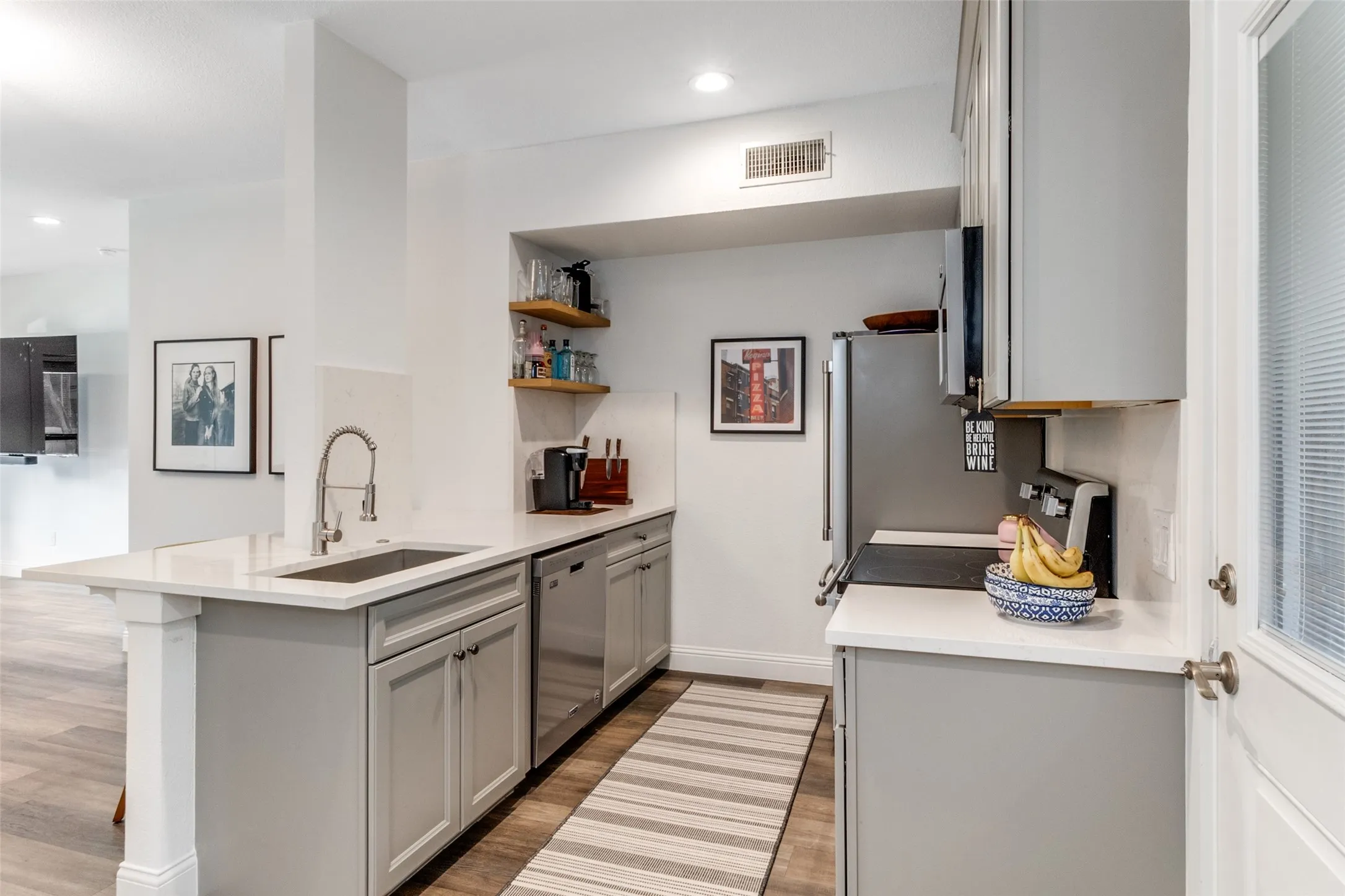 Condominium For Sale in Dallas County , 10750 Park Village Place A, Dallas, Texas 75230, 1 Bedroom, 1 Bathroom, Garage spaces, 846 Sqft, built in 1969, Preowned, mls#21162136, Real Estate Agent in Dallas, Homes For Sale in Dallas county, Homes For Sale in Dallas, Realtor in Dallas Texas, Real Estate Brokerage Independent Realty Texas, Luminita Cordes Realtor