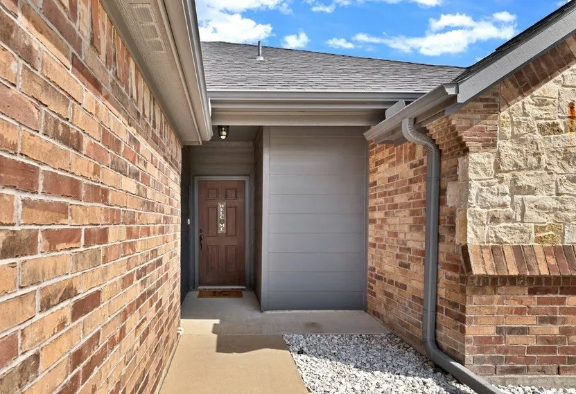 Single Family Residence For Sale in Hunt County , 118 Cherokee Street, Greenville, Texas 75402, 3 Bedroom, 2 Bathroom, 2 Garage spaces, 1,442 Sqft, built in 2017, Preowned, mls#21165199, Real Estate Agent in Greenville, Homes For Sale in Hunt county, Homes For Sale in Greenville, Realtor in Greenville Texas, Real Estate Brokerage Independent Realty Texas, Luminita Cordes Realtor