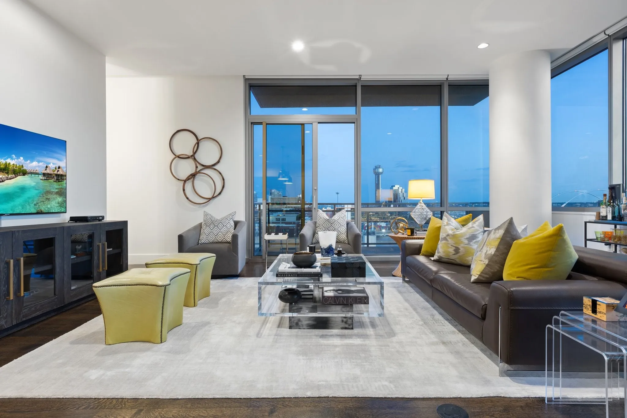 Condominium For Sale in Dallas County , 2200 Victory Avenue 1105, Dallas, Texas 75219, 1 Bedroom, 2 Bathrooms, 1 Garage spaces, 1,603 Sqft, built in 2007, Preowned, Price $650,000, mls#21164091, Real Estate Agent in Dallas, Homes For Sale in Dallas county, Homes For Sale in Dallas, Realtor in Dallas Texas, Real Estate Brokerage Independent Realty Texas, Luminita Cordes Realtor