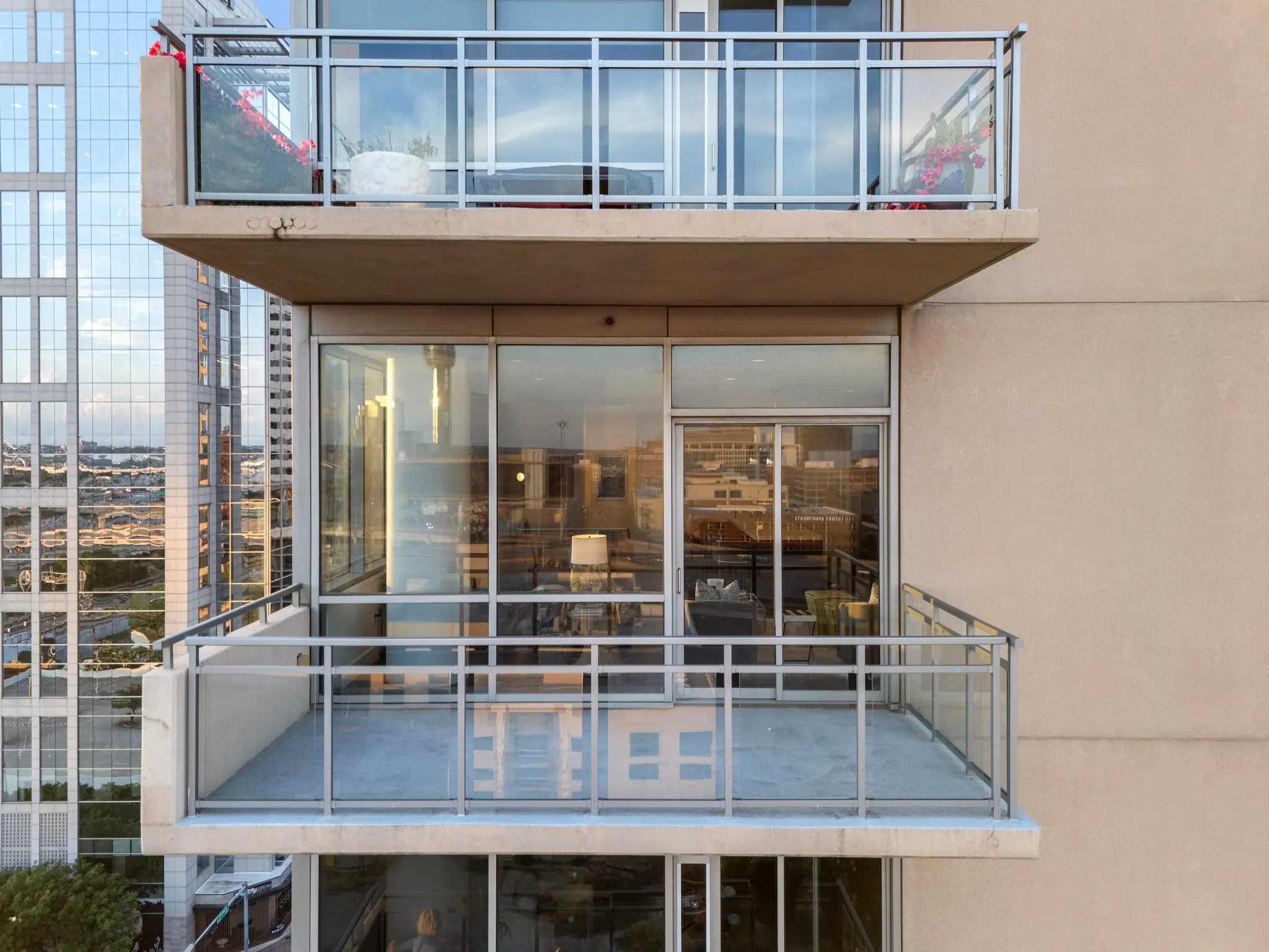 Condominium For Sale in Dallas County , 2200 Victory Avenue 1105, Dallas, Texas 75219, 1 Bedroom, 2 Bathrooms, 1 Garage spaces, 1,603 Sqft, built in 2007, Preowned, Price $650,000, mls#21164091, Real Estate Agent in Dallas, Homes For Sale in Dallas county, Homes For Sale in Dallas, Realtor in Dallas Texas, Real Estate Brokerage Independent Realty Texas, Luminita Cordes Realtor