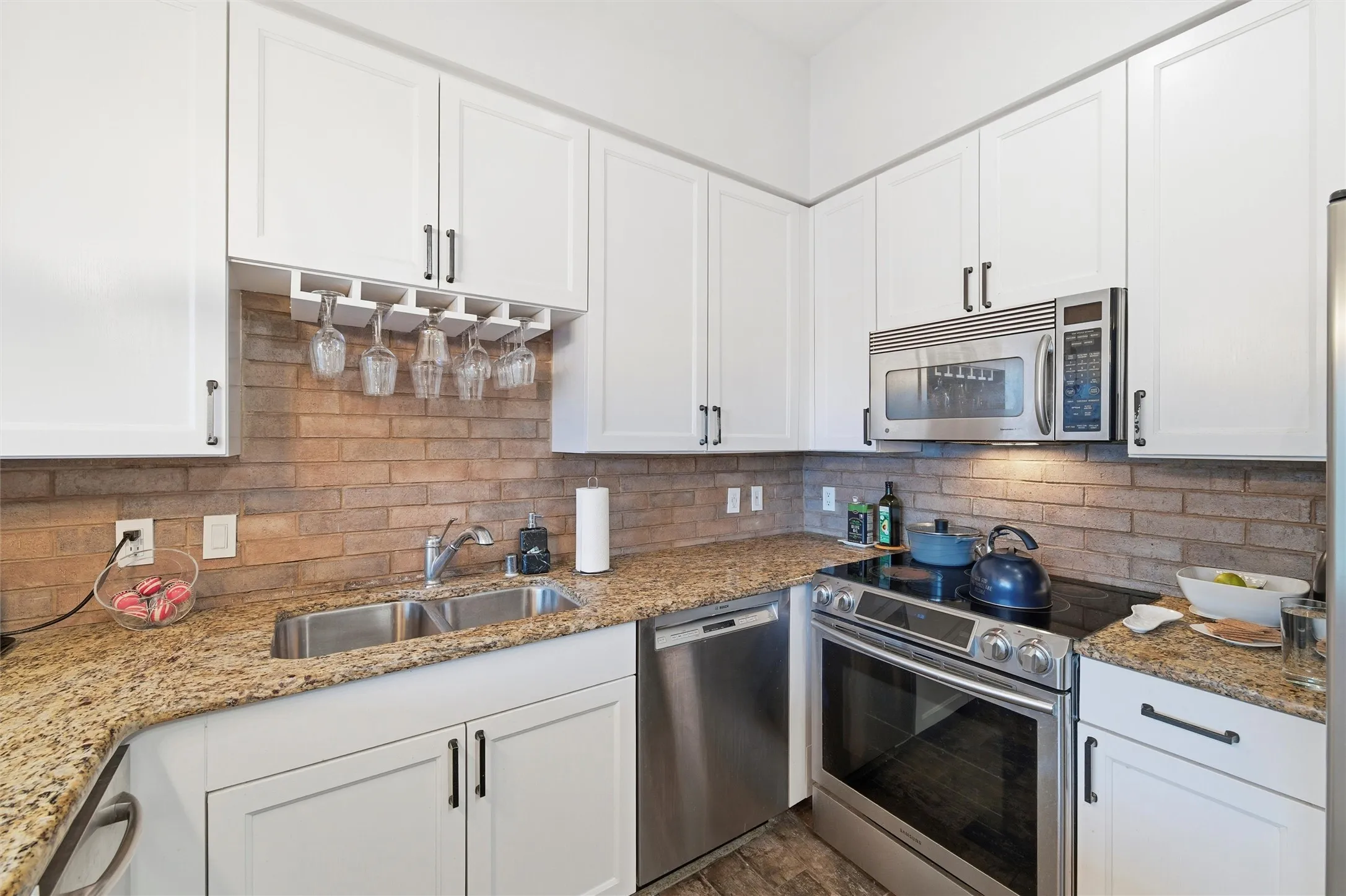 Condominium For Sale in Dallas County , 3225 Turtle Creek Boulevard 829, Dallas, Texas 75219, 2 Bedroom, 2 Bathroom, 2 Garage spaces, 1,267 Sqft, built in 1998, mls#21159324, Real Estate Agent in Dallas, Homes For Sale in Dallas county, Homes For Sale in Dallas, Realtor in Dallas Texas, Real Estate Brokerage Independent Realty Texas, Luminita Cordes Realtor