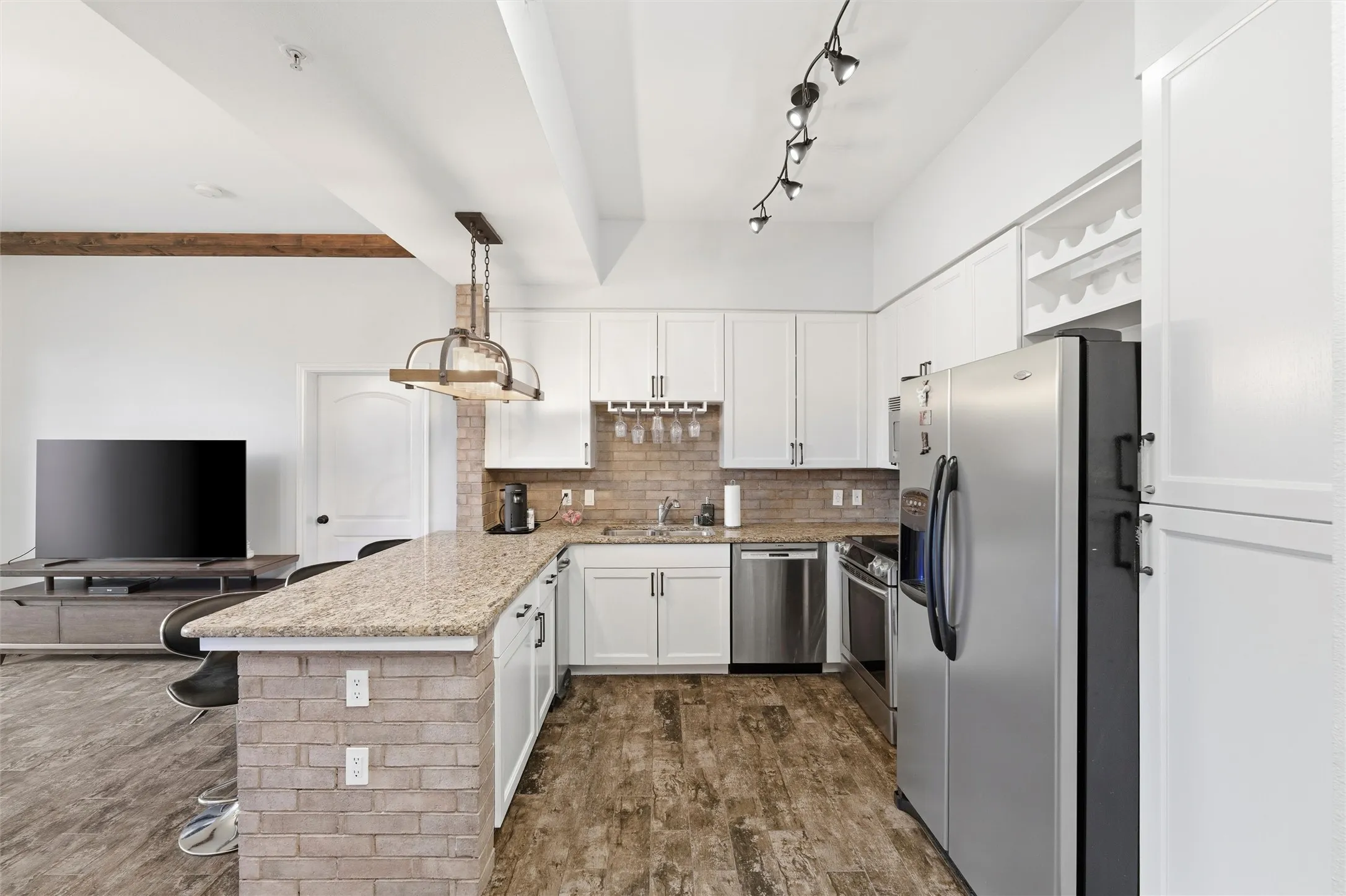Condominium For Sale in Dallas County , 3225 Turtle Creek Boulevard 829, Dallas, Texas 75219, 2 Bedroom, 2 Bathroom, 2 Garage spaces, 1,267 Sqft, built in 1998, mls#21159324, Real Estate Agent in Dallas, Homes For Sale in Dallas county, Homes For Sale in Dallas, Realtor in Dallas Texas, Real Estate Brokerage Independent Realty Texas, Luminita Cordes Realtor