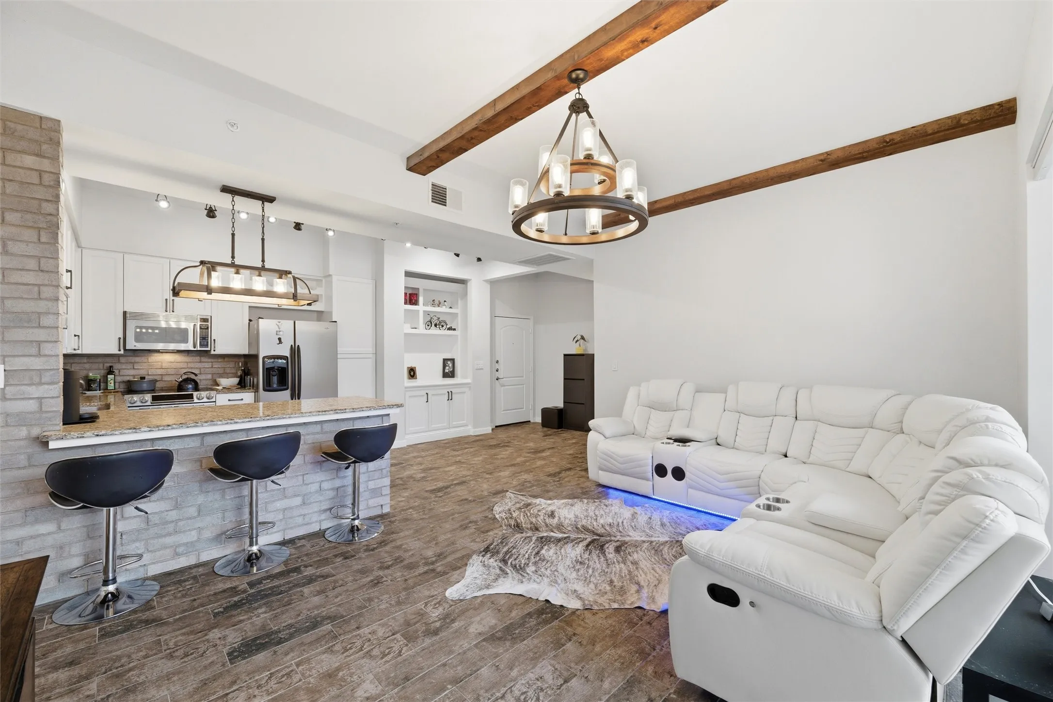 Condominium For Sale in Dallas County , 3225 Turtle Creek Boulevard 829, Dallas, Texas 75219, 2 Bedroom, 2 Bathroom, 2 Garage spaces, 1,267 Sqft, built in 1998, mls#21159324, Real Estate Agent in Dallas, Homes For Sale in Dallas county, Homes For Sale in Dallas, Realtor in Dallas Texas, Real Estate Brokerage Independent Realty Texas, Luminita Cordes Realtor