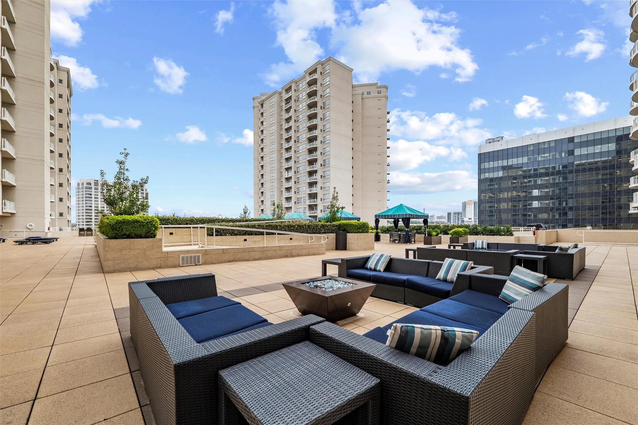 Condominium For Sale in Dallas County , 3225 Turtle Creek Boulevard 829, Dallas, Texas 75219, 2 Bedroom, 2 Bathroom, 2 Garage spaces, 1,267 Sqft, built in 1998, mls#21159324, Real Estate Agent in Dallas, Homes For Sale in Dallas county, Homes For Sale in Dallas, Realtor in Dallas Texas, Real Estate Brokerage Independent Realty Texas, Luminita Cordes Realtor