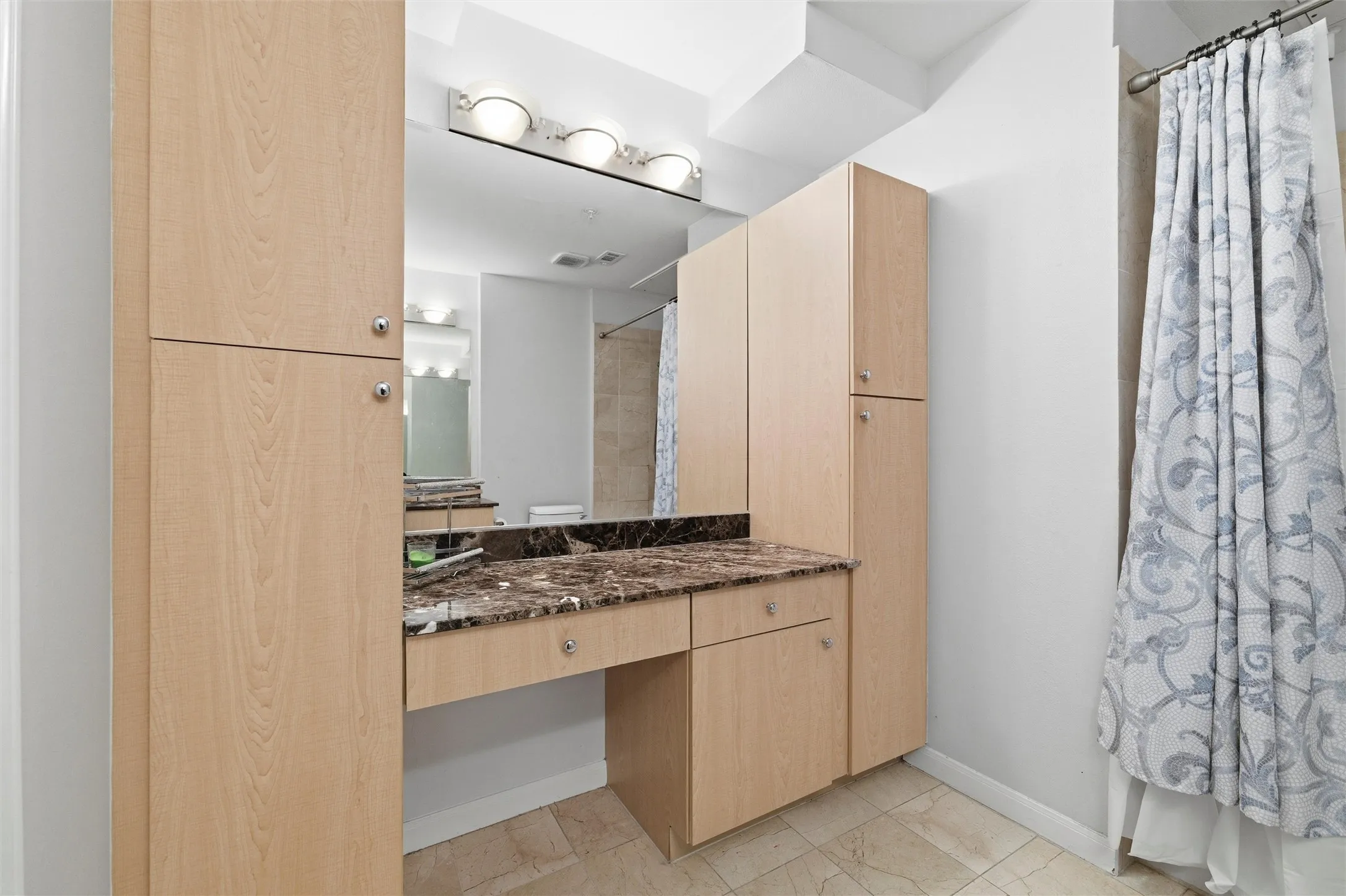 Condominium For Sale in Dallas County , 3225 Turtle Creek Boulevard 829, Dallas, Texas 75219, 2 Bedroom, 2 Bathroom, 2 Garage spaces, 1,267 Sqft, built in 1998, mls#21159324, Real Estate Agent in Dallas, Homes For Sale in Dallas county, Homes For Sale in Dallas, Realtor in Dallas Texas, Real Estate Brokerage Independent Realty Texas, Luminita Cordes Realtor