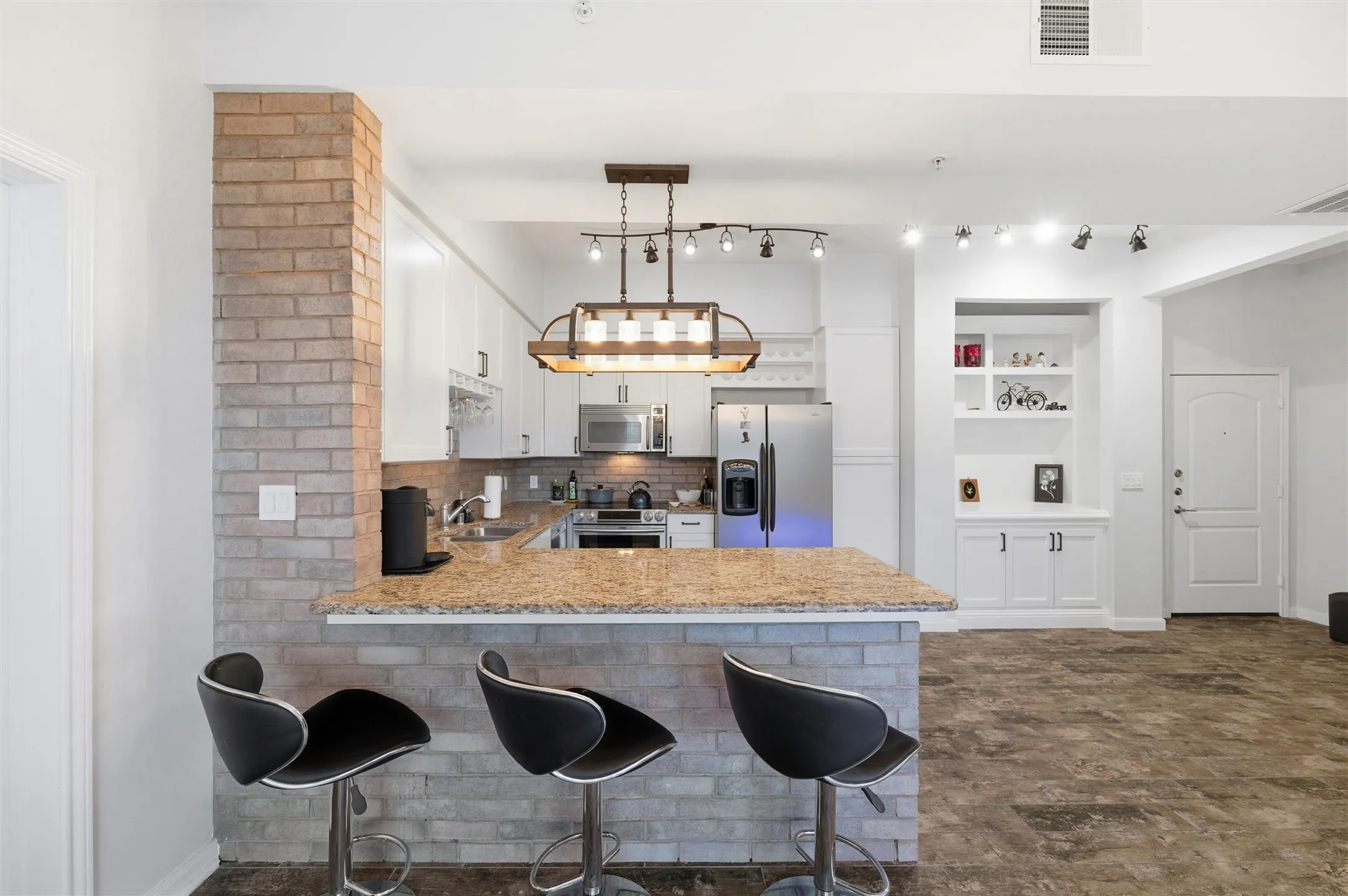 Condominium For Sale in Dallas County , 3225 Turtle Creek Boulevard 829, Dallas, Texas 75219, 2 Bedroom, 2 Bathroom, 2 Garage spaces, 1,267 Sqft, built in 1998, mls#21159324, Real Estate Agent in Dallas, Homes For Sale in Dallas county, Homes For Sale in Dallas, Realtor in Dallas Texas, Real Estate Brokerage Independent Realty Texas, Luminita Cordes Realtor