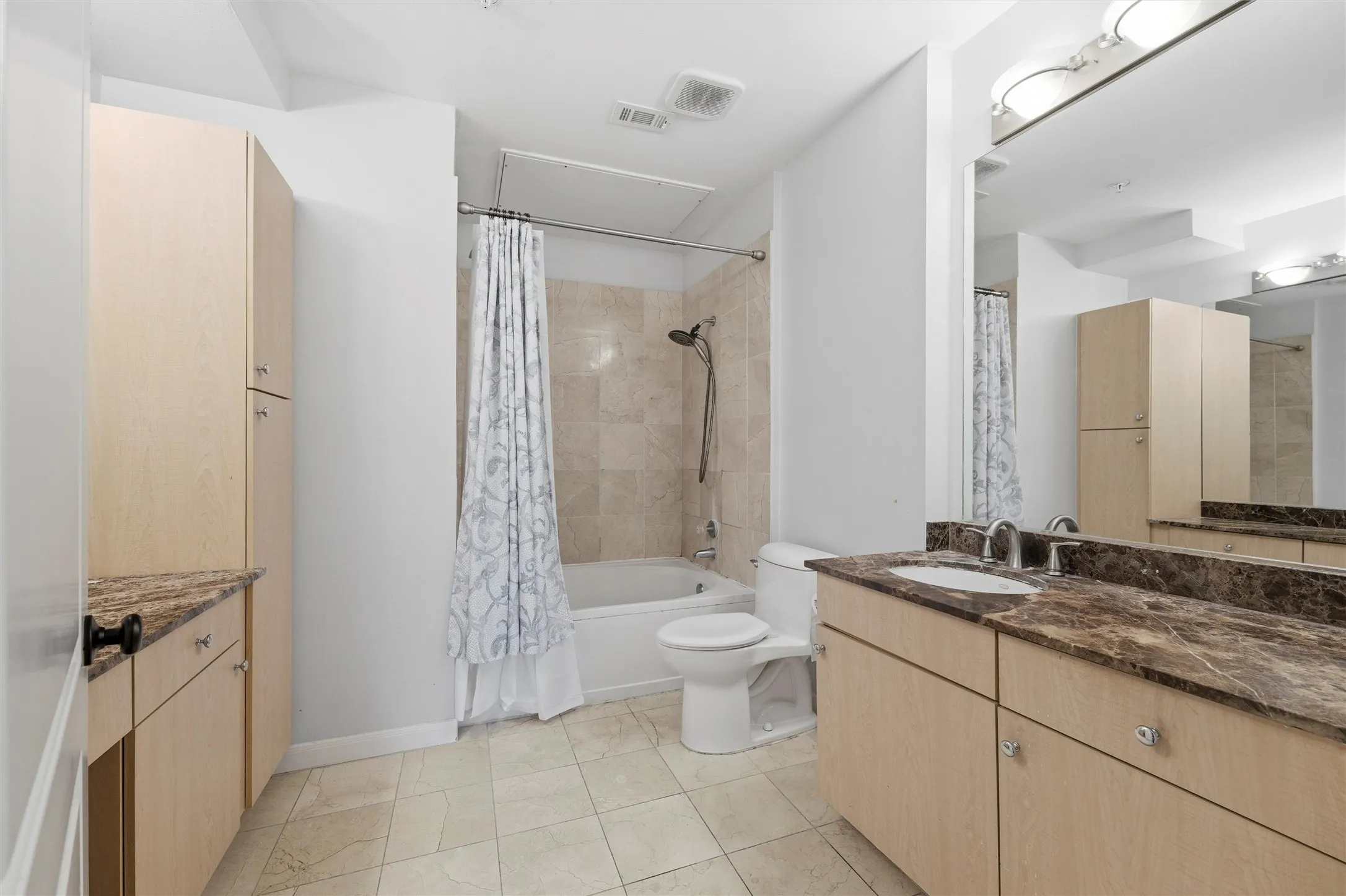 Condominium For Sale in Dallas County , 3225 Turtle Creek Boulevard 829, Dallas, Texas 75219, 2 Bedroom, 2 Bathroom, 2 Garage spaces, 1,267 Sqft, built in 1998, mls#21159324, Real Estate Agent in Dallas, Homes For Sale in Dallas county, Homes For Sale in Dallas, Realtor in Dallas Texas, Real Estate Brokerage Independent Realty Texas, Luminita Cordes Realtor
