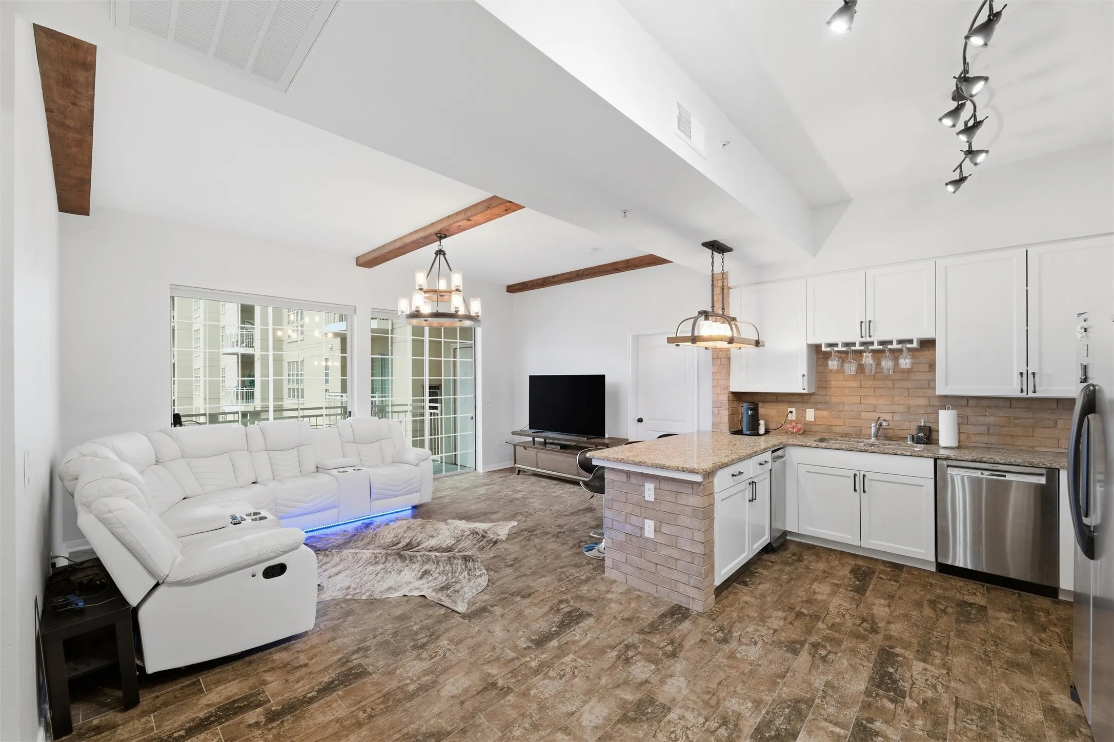 Condominium For Sale in Dallas County , 3225 Turtle Creek Boulevard 829, Dallas, Texas 75219, 2 Bedroom, 2 Bathroom, 2 Garage spaces, 1,267 Sqft, built in 1998, mls#21159324, Real Estate Agent in Dallas, Homes For Sale in Dallas county, Homes For Sale in Dallas, Realtor in Dallas Texas, Real Estate Brokerage Independent Realty Texas, Luminita Cordes Realtor