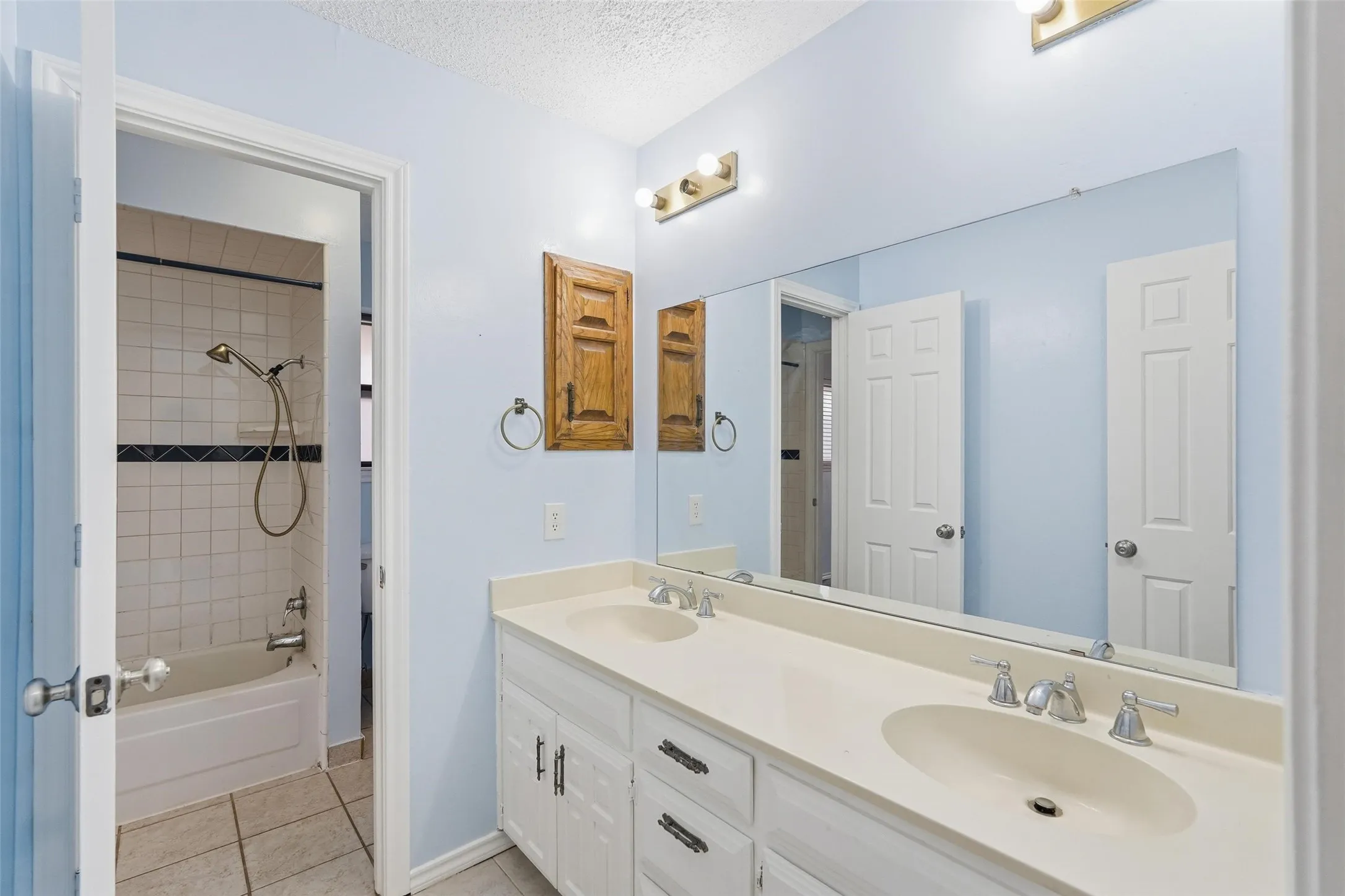 Single Family Residence For Sale in Dallas County , 1117 E Spring Valley Road, Richardson, Texas 75081, 4 Bedroom, 3 Bathroom, 2 Garage spaces, 2,778 Sqft, built in 1978, mls#21164101, Real Estate Agent in Richardson, Homes For Sale in Dallas county, Homes For Sale in Richardson, Realtor in Richardson Texas, Real Estate Brokerage Independent Realty Texas, Luminita Cordes Realtor