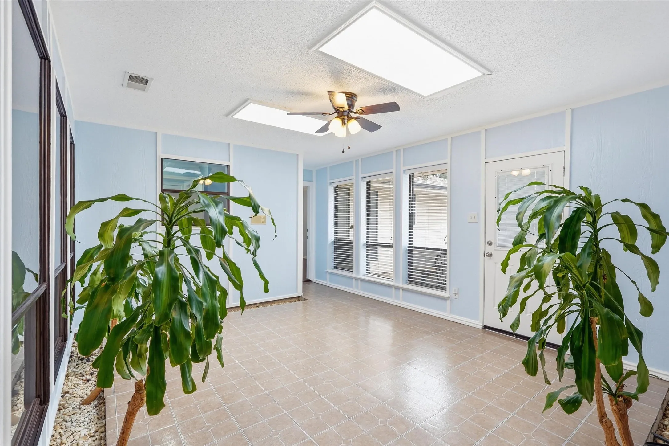 Single Family Residence For Sale in Dallas County , 1117 E Spring Valley Road, Richardson, Texas 75081, 4 Bedroom, 3 Bathroom, 2 Garage spaces, 2,778 Sqft, built in 1978, mls#21164101, Real Estate Agent in Richardson, Homes For Sale in Dallas county, Homes For Sale in Richardson, Realtor in Richardson Texas, Real Estate Brokerage Independent Realty Texas, Luminita Cordes Realtor