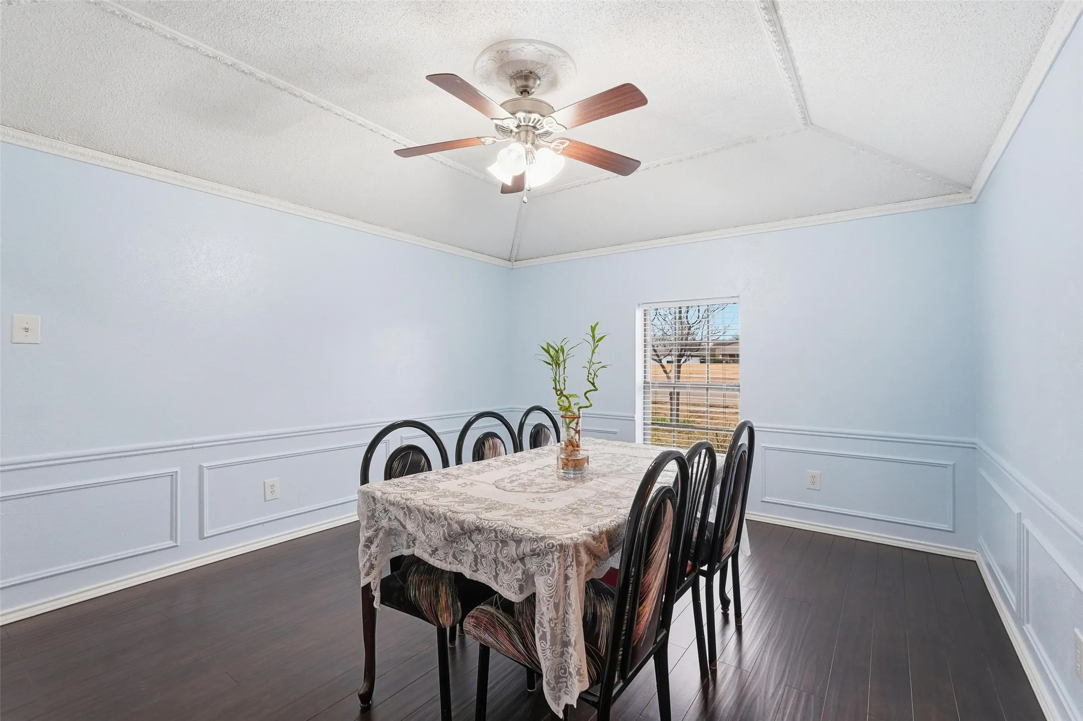Single Family Residence For Sale in Dallas County , 1117 E Spring Valley Road, Richardson, Texas 75081, 4 Bedroom, 3 Bathroom, 2 Garage spaces, 2,778 Sqft, built in 1978, mls#21164101, Real Estate Agent in Richardson, Homes For Sale in Dallas county, Homes For Sale in Richardson, Realtor in Richardson Texas, Real Estate Brokerage Independent Realty Texas, Luminita Cordes Realtor
