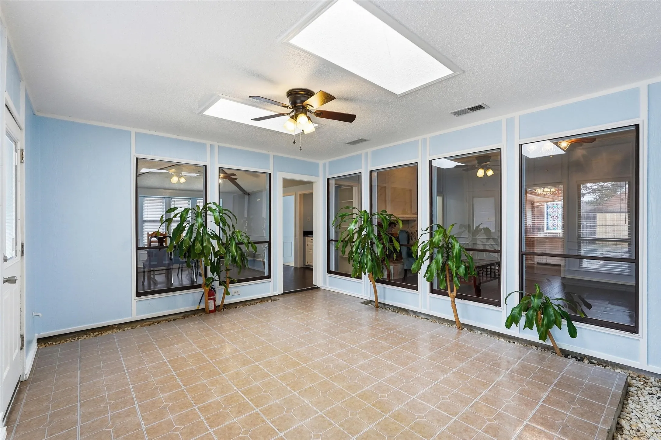 Single Family Residence For Sale in Dallas County , 1117 E Spring Valley Road, Richardson, Texas 75081, 4 Bedroom, 3 Bathroom, 2 Garage spaces, 2,778 Sqft, built in 1978, mls#21164101, Real Estate Agent in Richardson, Homes For Sale in Dallas county, Homes For Sale in Richardson, Realtor in Richardson Texas, Real Estate Brokerage Independent Realty Texas, Luminita Cordes Realtor