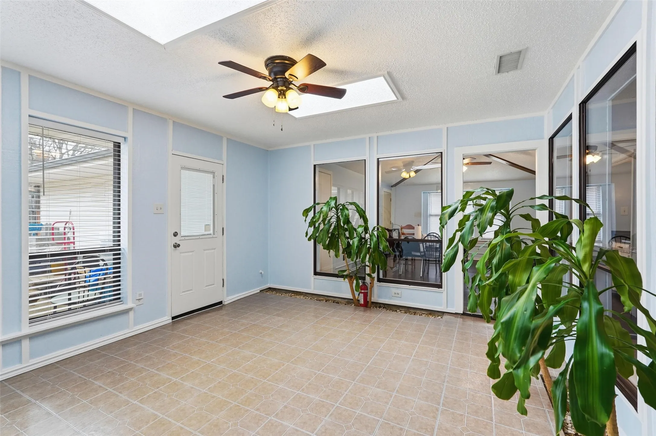 Single Family Residence For Sale in Dallas County , 1117 E Spring Valley Road, Richardson, Texas 75081, 4 Bedroom, 3 Bathroom, 2 Garage spaces, 2,778 Sqft, built in 1978, mls#21164101, Real Estate Agent in Richardson, Homes For Sale in Dallas county, Homes For Sale in Richardson, Realtor in Richardson Texas, Real Estate Brokerage Independent Realty Texas, Luminita Cordes Realtor