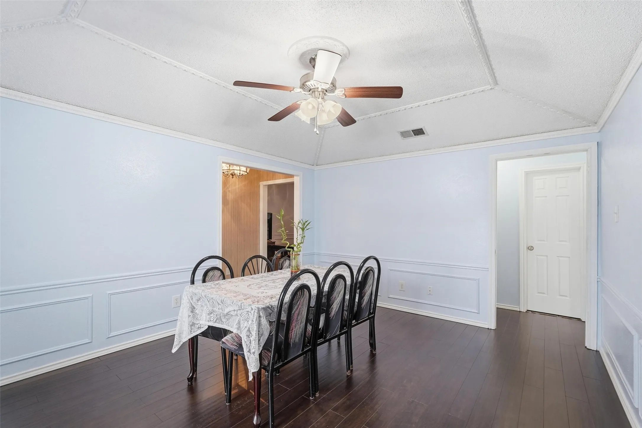 Single Family Residence For Sale in Dallas County , 1117 E Spring Valley Road, Richardson, Texas 75081, 4 Bedroom, 3 Bathroom, 2 Garage spaces, 2,778 Sqft, built in 1978, mls#21164101, Real Estate Agent in Richardson, Homes For Sale in Dallas county, Homes For Sale in Richardson, Realtor in Richardson Texas, Real Estate Brokerage Independent Realty Texas, Luminita Cordes Realtor