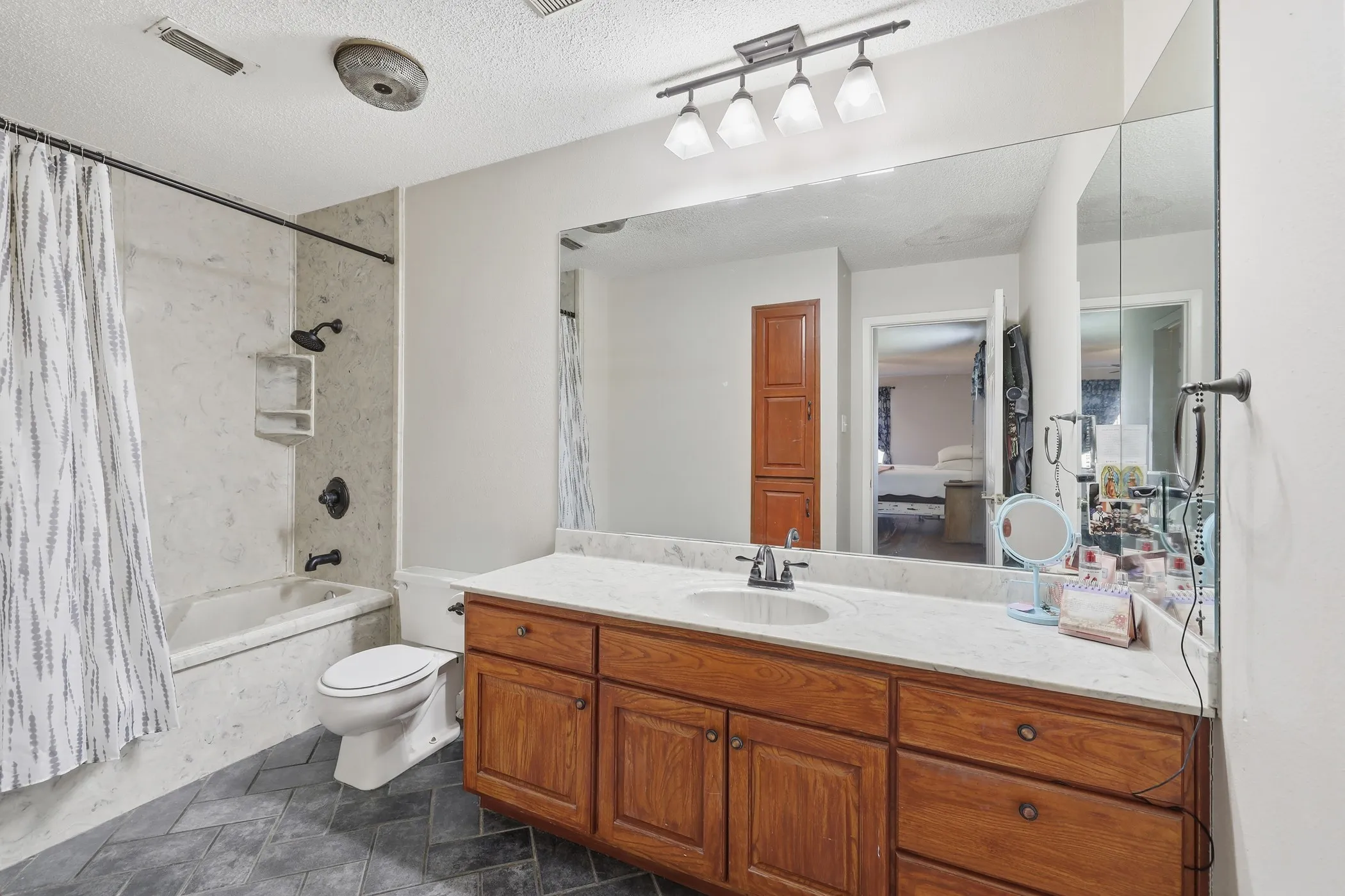 Single Family Residence For Sale in Anderson County , 1409 Bassett Road, Palestine, Texas 75803, 3 Bedroom, 3 Bathroom, Garage spaces, 3,240 Sqft, built in 1977, mls#21166185, Real Estate Agent in Palestine, Homes For Sale in Anderson county, Homes For Sale in Palestine, Realtor in Palestine Texas, Real Estate Brokerage Independent Realty Texas, Luminita Cordes Realtor