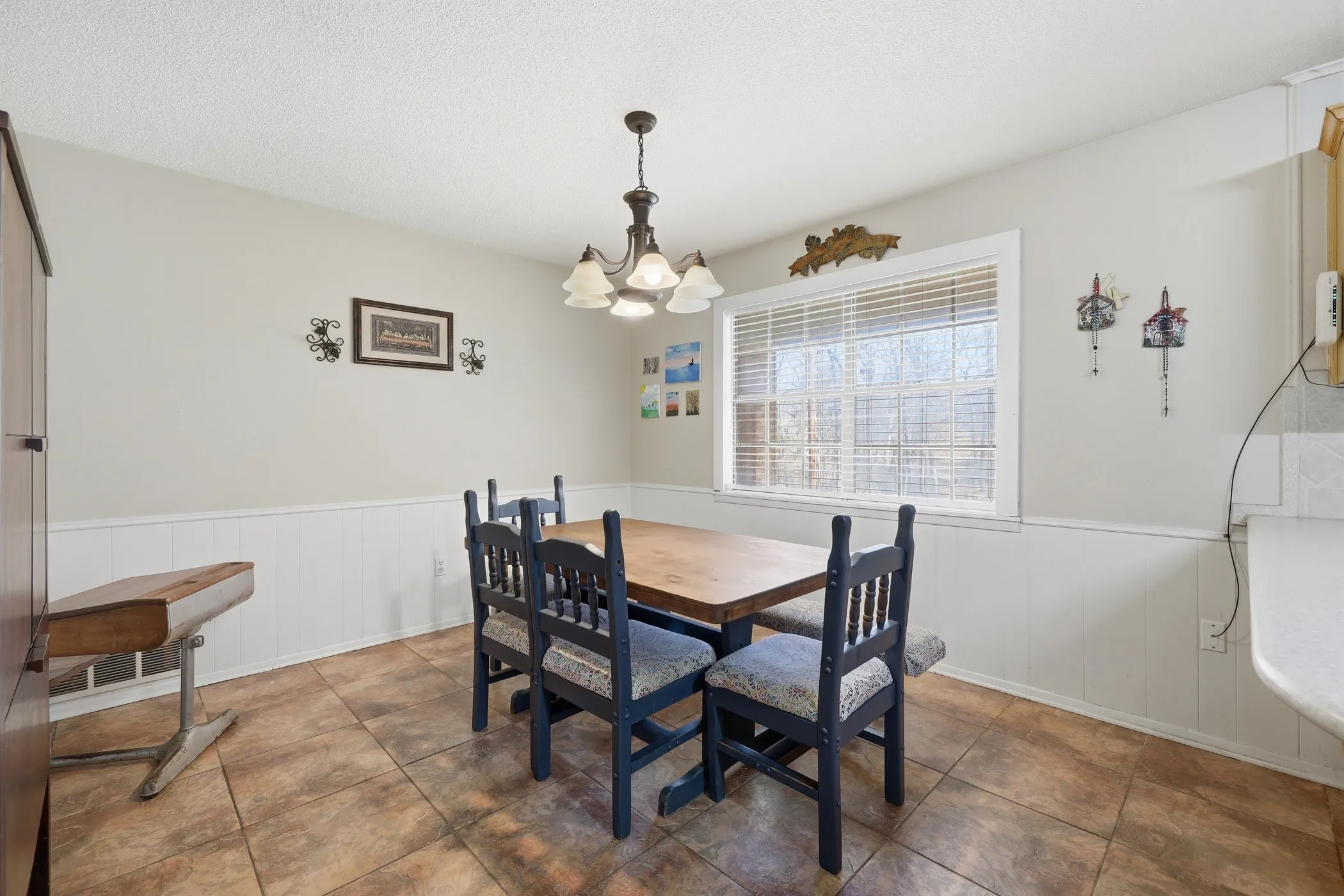 Single Family Residence For Sale in Anderson County , 1409 Bassett Road, Palestine, Texas 75803, 3 Bedroom, 3 Bathroom, Garage spaces, 3,240 Sqft, built in 1977, mls#21166185, Real Estate Agent in Palestine, Homes For Sale in Anderson county, Homes For Sale in Palestine, Realtor in Palestine Texas, Real Estate Brokerage Independent Realty Texas, Luminita Cordes Realtor