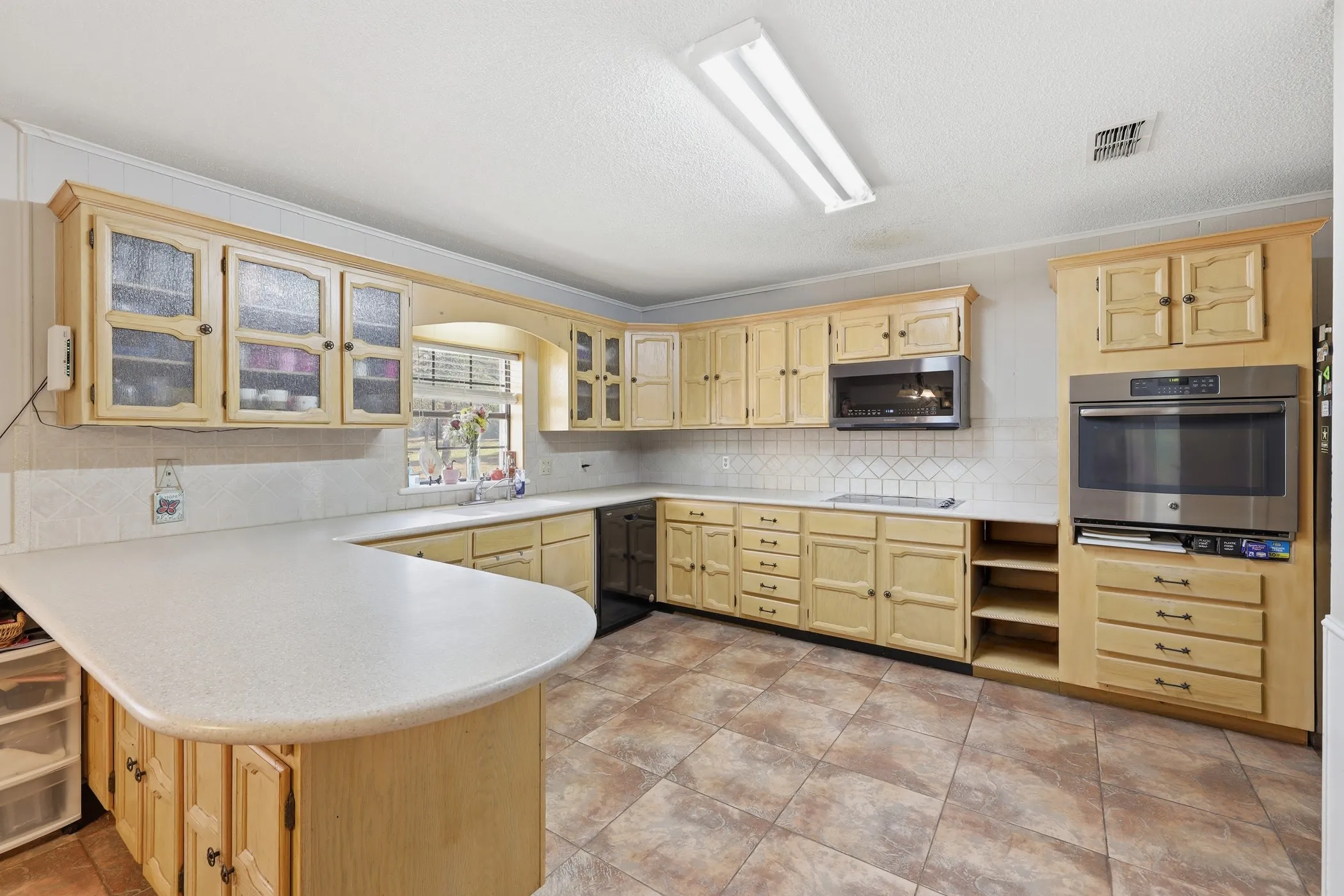 Single Family Residence For Sale in Anderson County , 1409 Bassett Road, Palestine, Texas 75803, 3 Bedroom, 3 Bathroom, Garage spaces, 3,240 Sqft, built in 1977, mls#21166185, Real Estate Agent in Palestine, Homes For Sale in Anderson county, Homes For Sale in Palestine, Realtor in Palestine Texas, Real Estate Brokerage Independent Realty Texas, Luminita Cordes Realtor