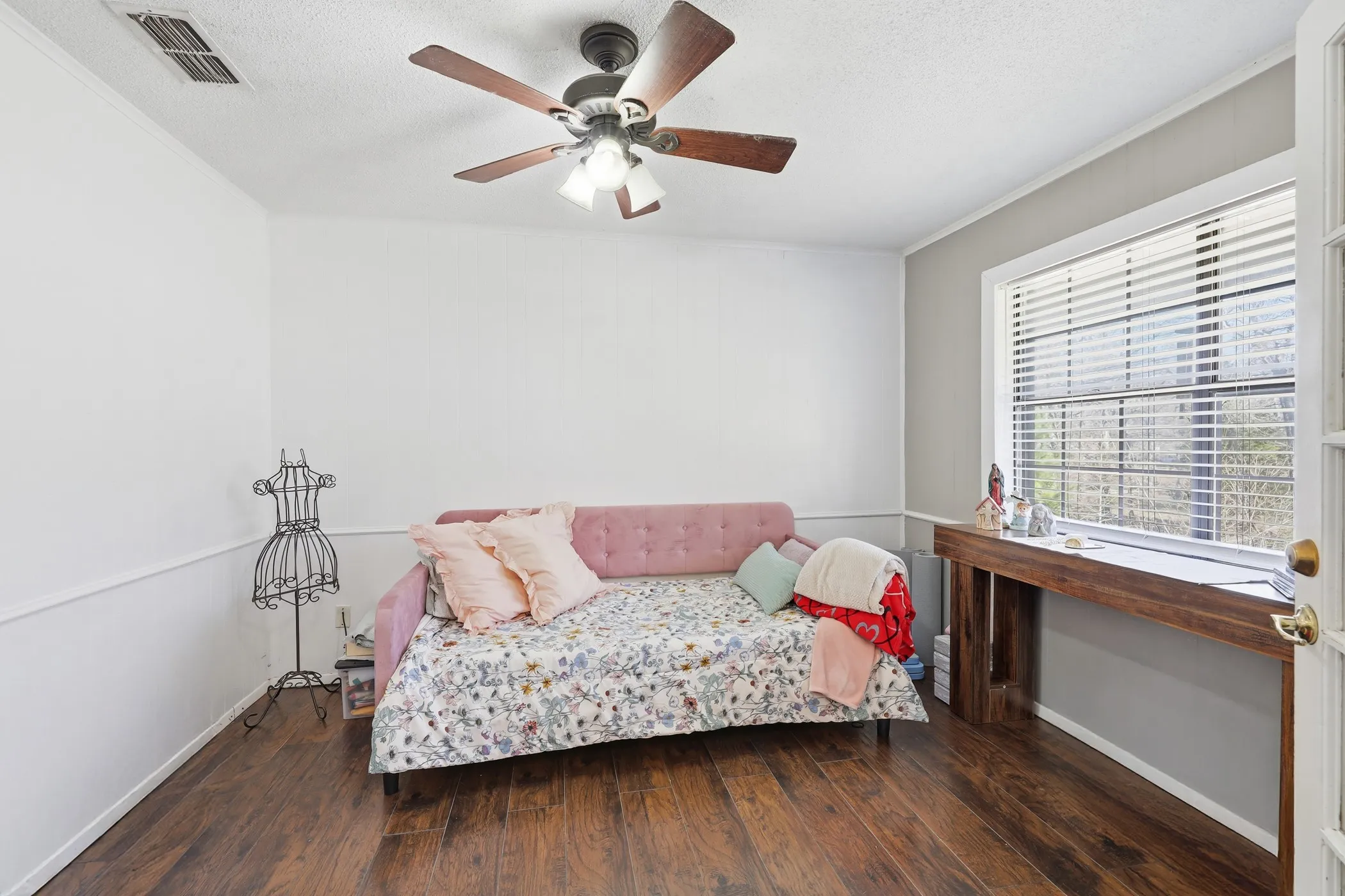 Single Family Residence For Sale in Anderson County , 1409 Bassett Road, Palestine, Texas 75803, 3 Bedroom, 3 Bathroom, Garage spaces, 3,240 Sqft, built in 1977, mls#21166185, Real Estate Agent in Palestine, Homes For Sale in Anderson county, Homes For Sale in Palestine, Realtor in Palestine Texas, Real Estate Brokerage Independent Realty Texas, Luminita Cordes Realtor
