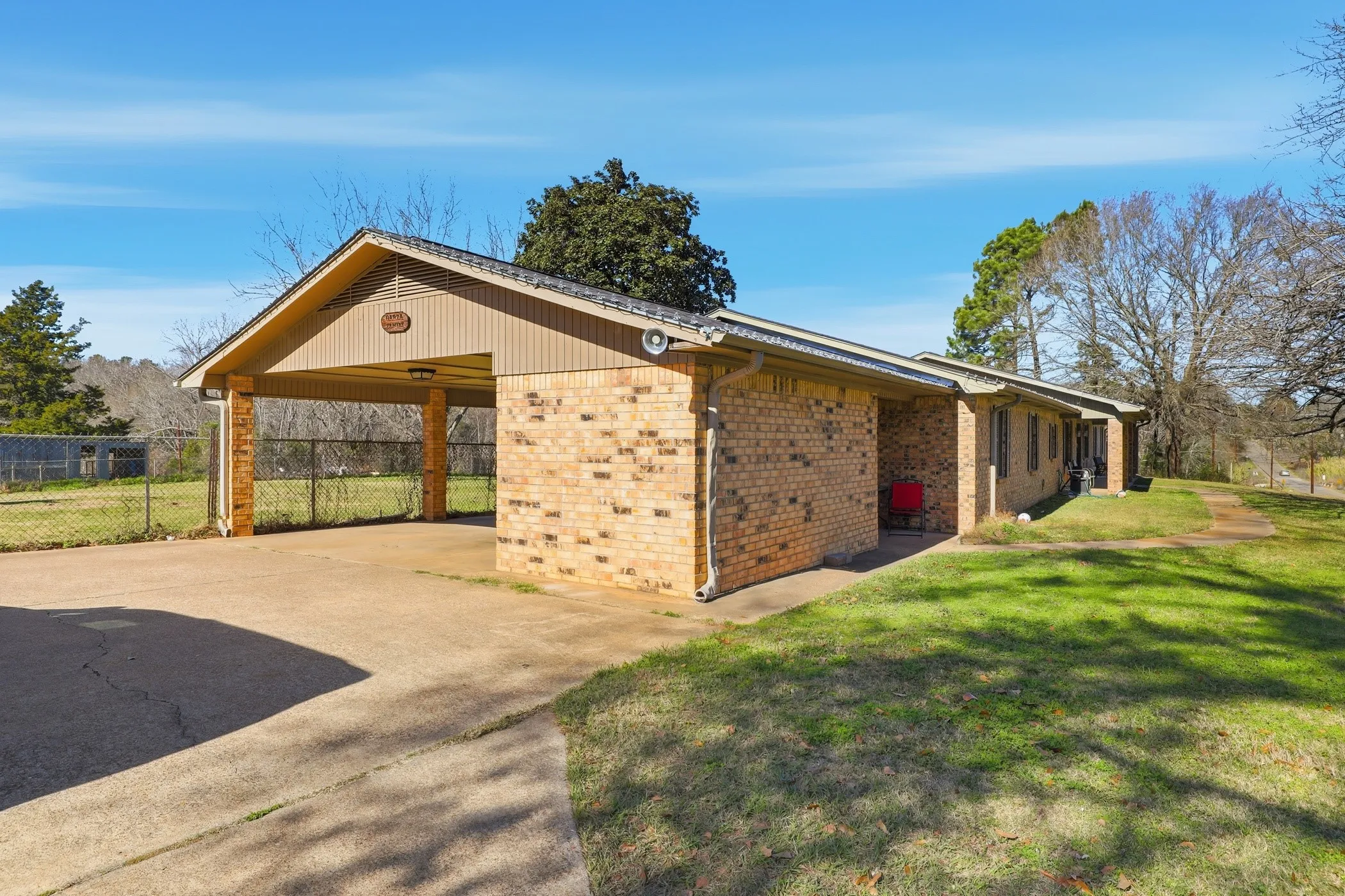 Single Family Residence For Sale in Anderson County , 1409 Bassett Road, Palestine, Texas 75803, 3 Bedroom, 3 Bathroom, Garage spaces, 3,240 Sqft, built in 1977, mls#21166185, Real Estate Agent in Palestine, Homes For Sale in Anderson county, Homes For Sale in Palestine, Realtor in Palestine Texas, Real Estate Brokerage Independent Realty Texas, Luminita Cordes Realtor