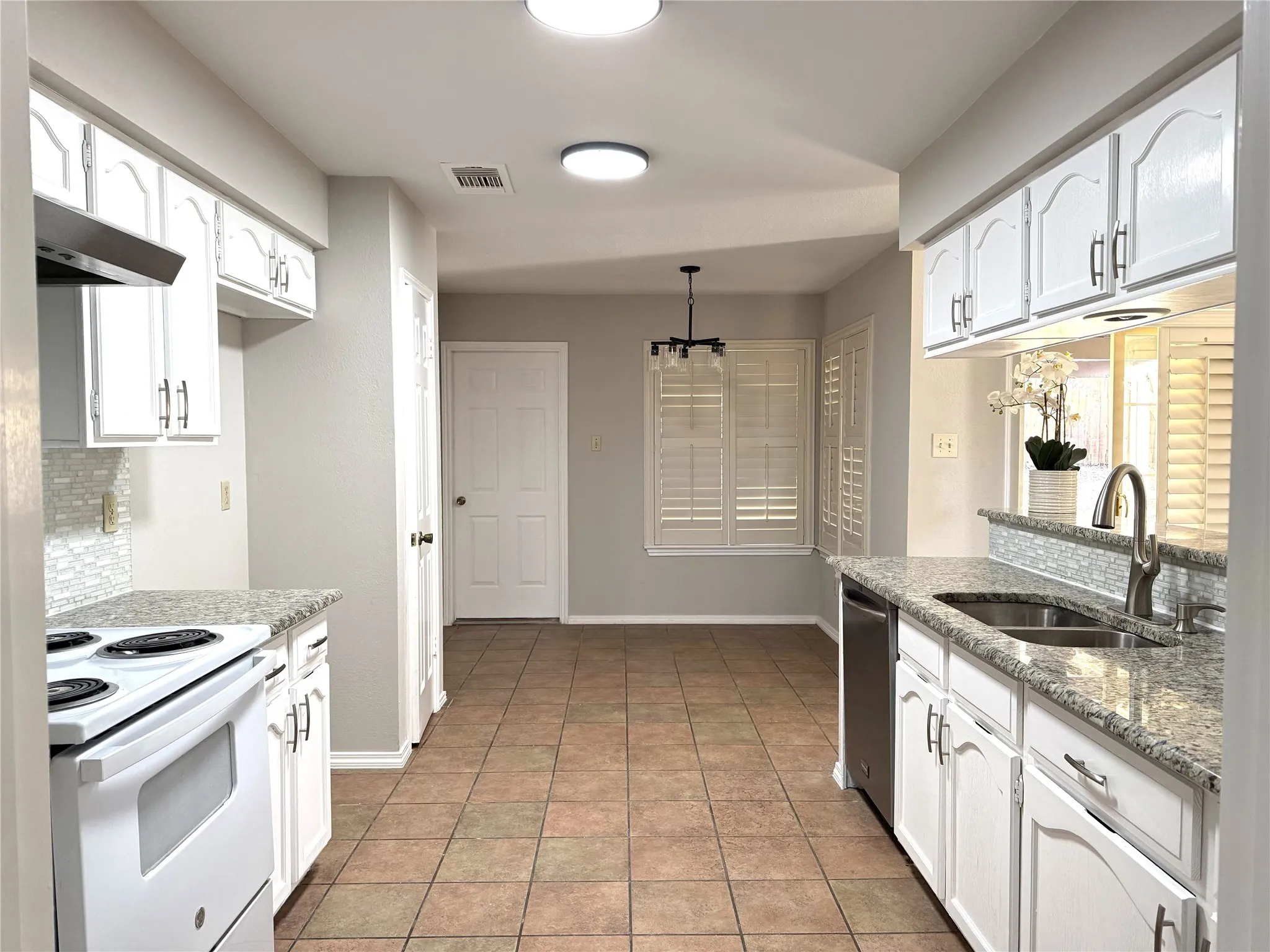 Single Family Residence For Sale in Dallas County , 652 Harrison Drive, Coppell, Texas 75019, 3 Bedroom, 2 Bathroom, 2 Garage spaces, 1,738 Sqft, built in 1985, Preowned, mls#21165909, Real Estate Agent in Coppell, Homes For Sale in Dallas county, Homes For Sale in Coppell, Realtor in Coppell Texas, Real Estate Brokerage Independent Realty Texas, Luminita Cordes Realtor