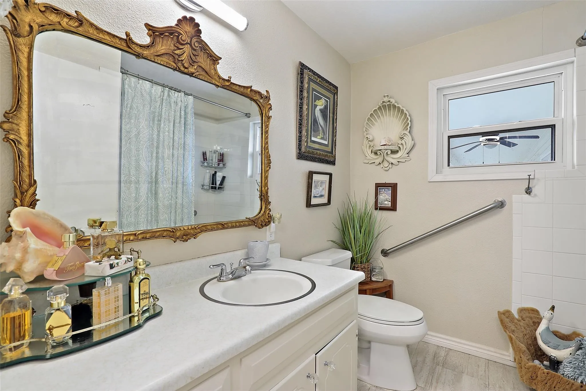 Beautiful, bright bathroom!