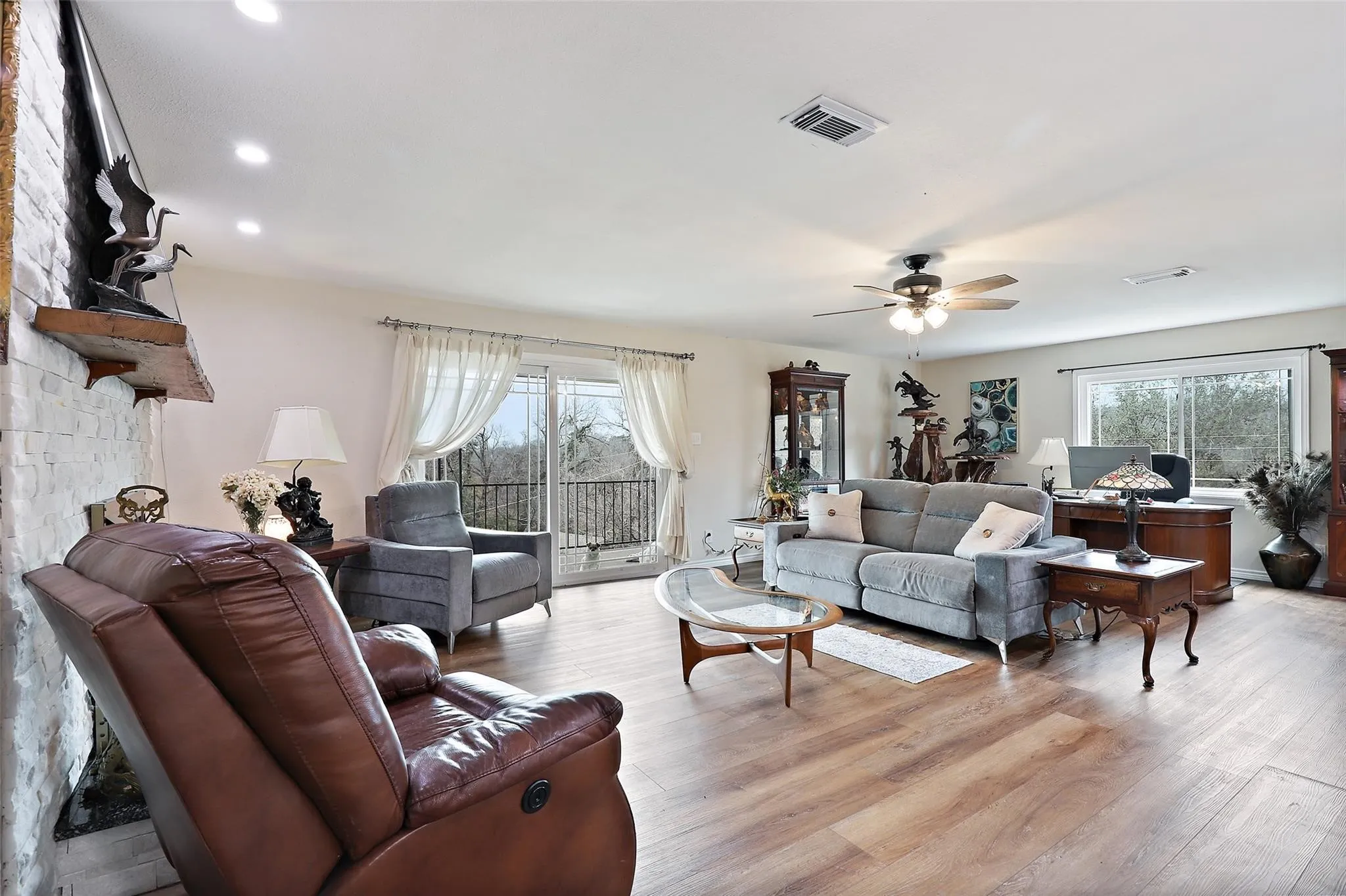 Enjoy your morning coffee on this upper deck with creekviews!