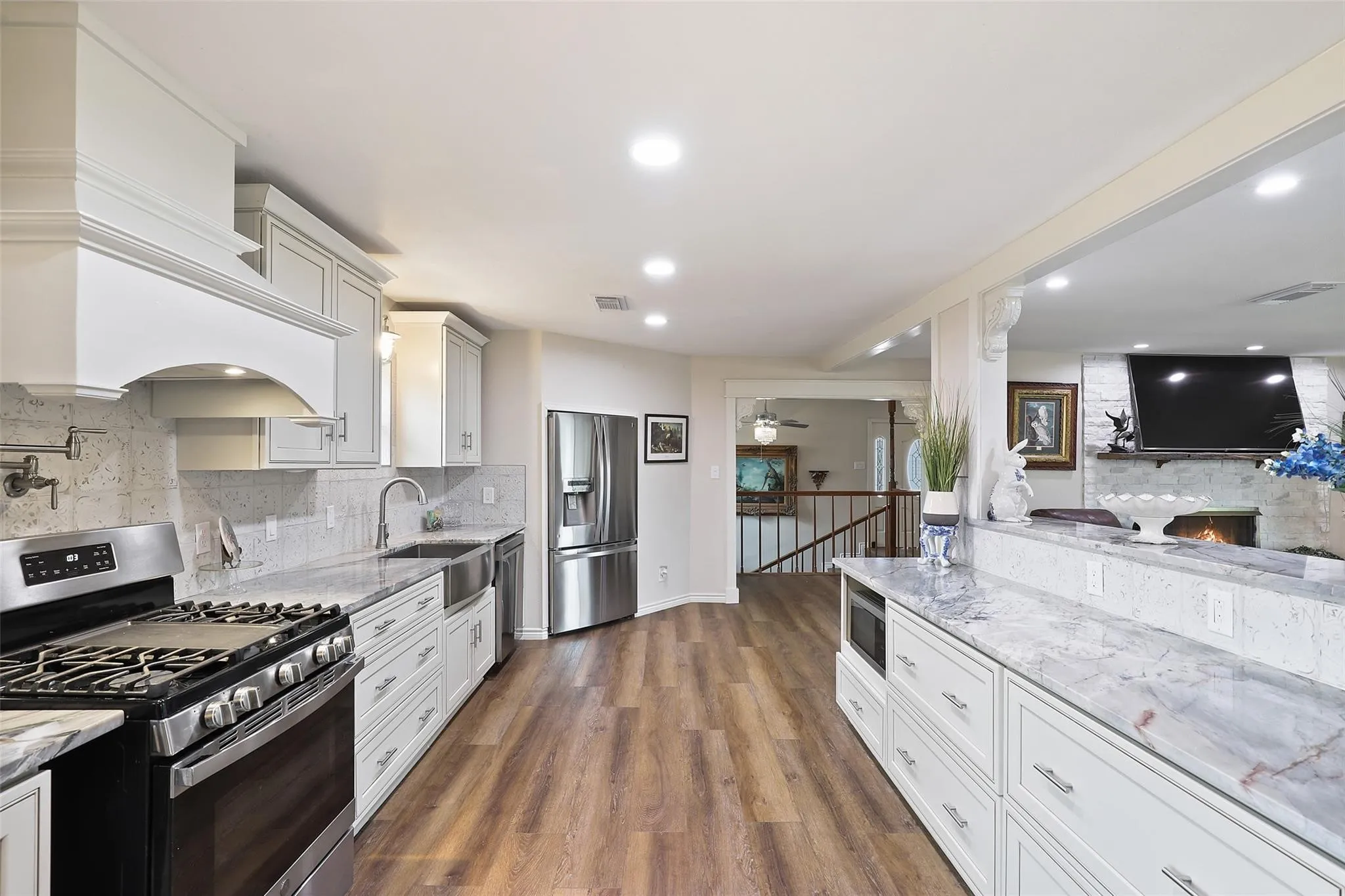 Gas range with griddle and brand new quartz countertops!