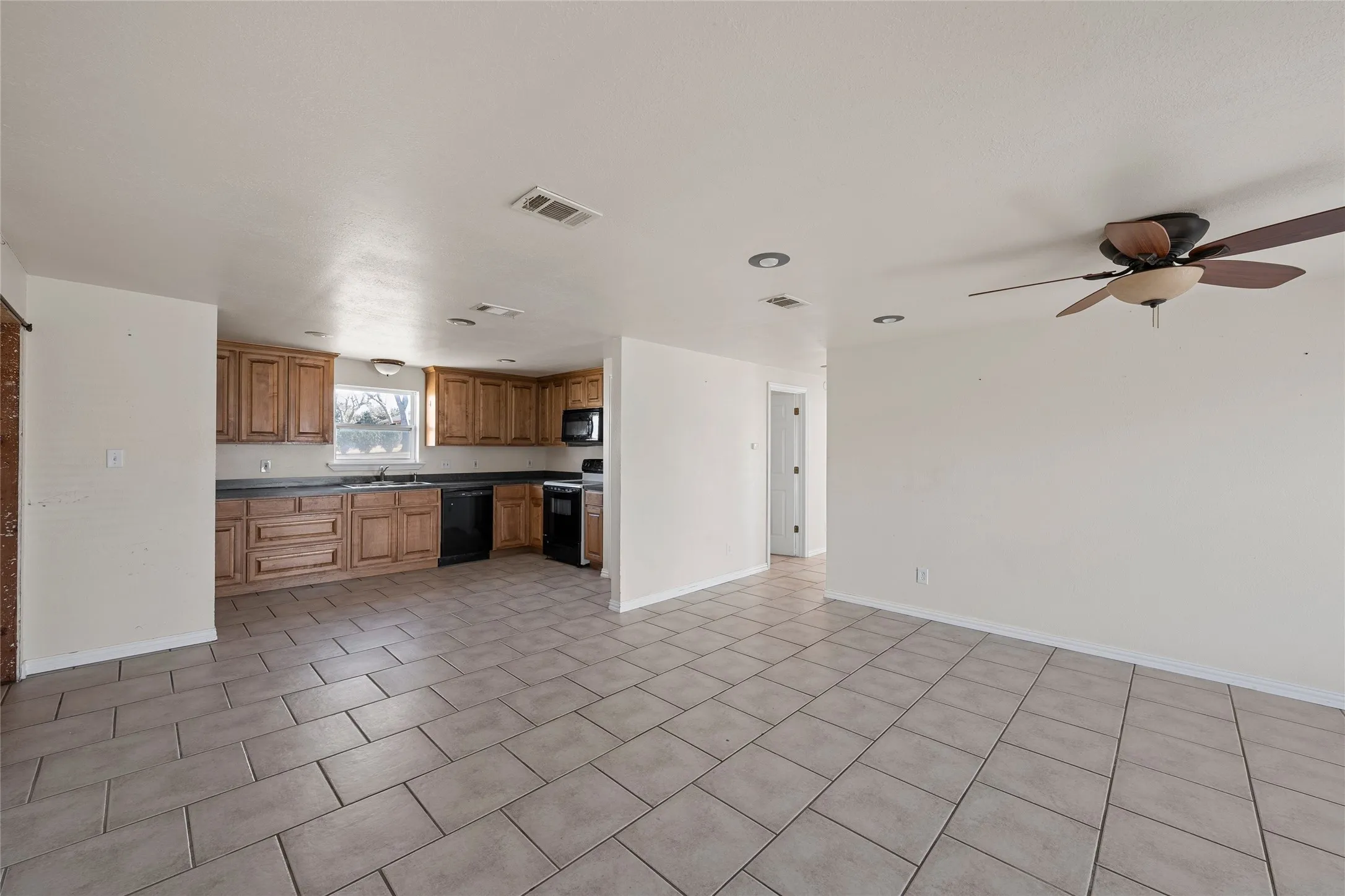 Single Family Residence For Sale in Hill County , 310 S 3rd Street, Abbott, Texas 76621, 2 Bedroom, 1 Bathroom, 1 Garage spaces, 1,160 Sqft, built in 1945, mls#21166254, Real Estate Agent in Abbott, Homes For Sale in Hill county, Homes For Sale in Abbott, Realtor in Abbott Texas, Real Estate Brokerage Independent Realty Texas, Luminita Cordes Realtor