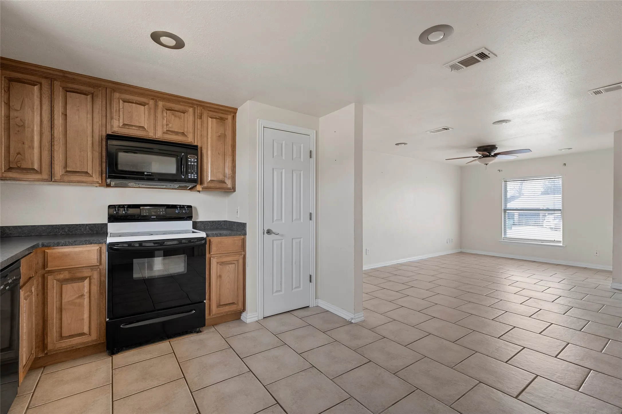 Single Family Residence For Sale in Hill County , 310 S 3rd Street, Abbott, Texas 76621, 2 Bedroom, 1 Bathroom, 1 Garage spaces, 1,160 Sqft, built in 1945, mls#21166254, Real Estate Agent in Abbott, Homes For Sale in Hill county, Homes For Sale in Abbott, Realtor in Abbott Texas, Real Estate Brokerage Independent Realty Texas, Luminita Cordes Realtor