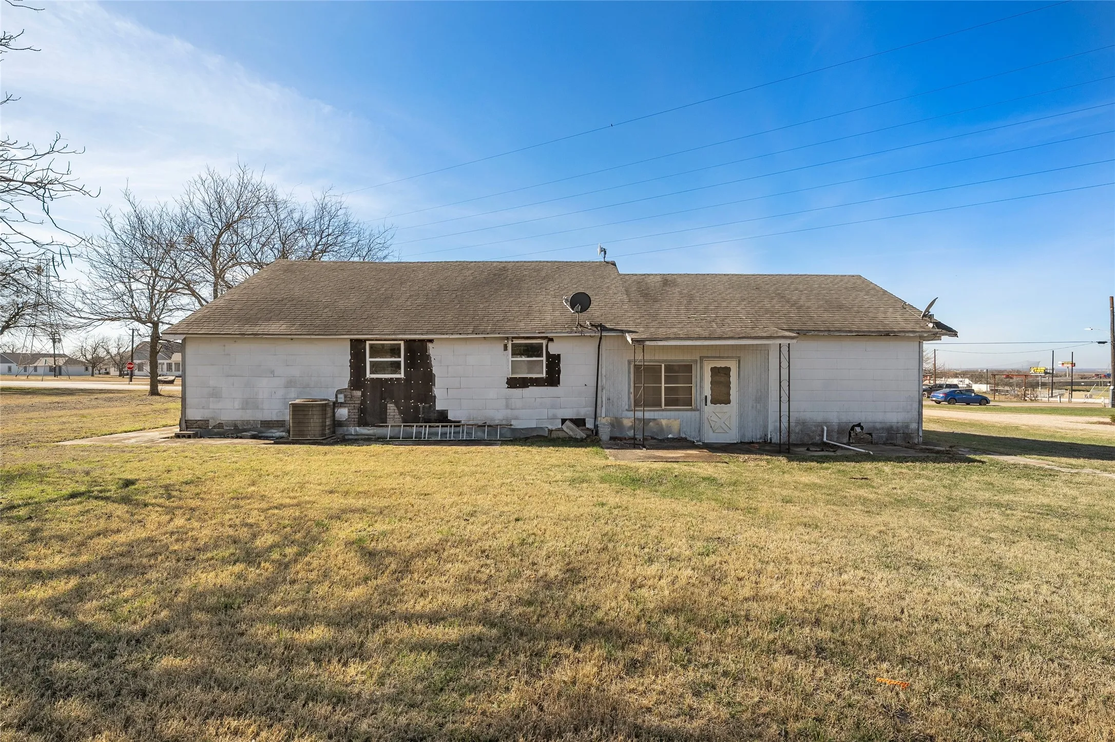 Single Family Residence For Sale in Hill County , 310 S 3rd Street, Abbott, Texas 76621, 2 Bedroom, 1 Bathroom, 1 Garage spaces, 1,160 Sqft, built in 1945, mls#21166254, Real Estate Agent in Abbott, Homes For Sale in Hill county, Homes For Sale in Abbott, Realtor in Abbott Texas, Real Estate Brokerage Independent Realty Texas, Luminita Cordes Realtor