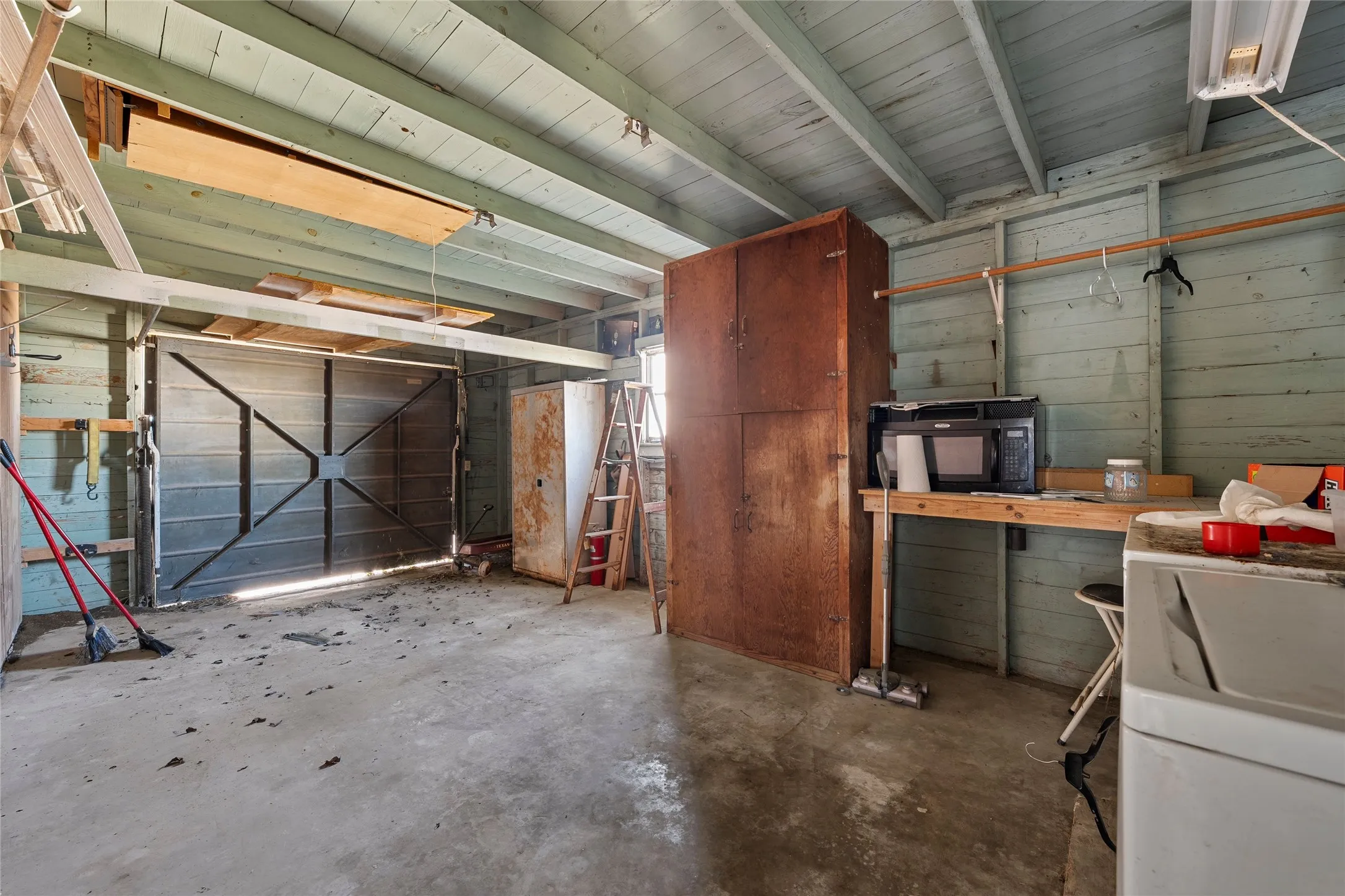Single Family Residence For Sale in Hill County , 310 S 3rd Street, Abbott, Texas 76621, 2 Bedroom, 1 Bathroom, 1 Garage spaces, 1,160 Sqft, built in 1945, mls#21166254, Real Estate Agent in Abbott, Homes For Sale in Hill county, Homes For Sale in Abbott, Realtor in Abbott Texas, Real Estate Brokerage Independent Realty Texas, Luminita Cordes Realtor