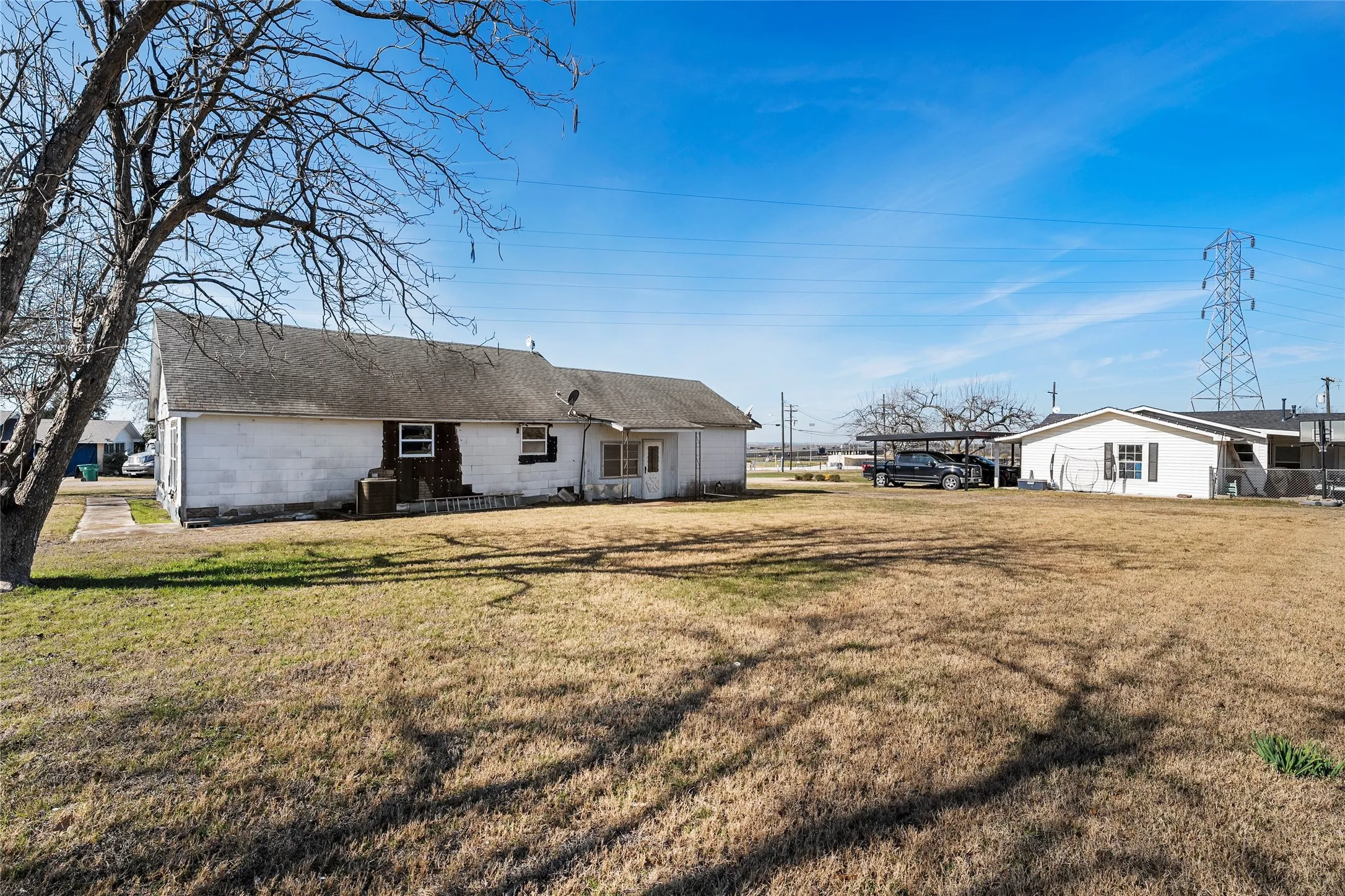 Single Family Residence For Sale in Hill County , 310 S 3rd Street, Abbott, Texas 76621, 2 Bedroom, 1 Bathroom, 1 Garage spaces, 1,160 Sqft, built in 1945, mls#21166254, Real Estate Agent in Abbott, Homes For Sale in Hill county, Homes For Sale in Abbott, Realtor in Abbott Texas, Real Estate Brokerage Independent Realty Texas, Luminita Cordes Realtor