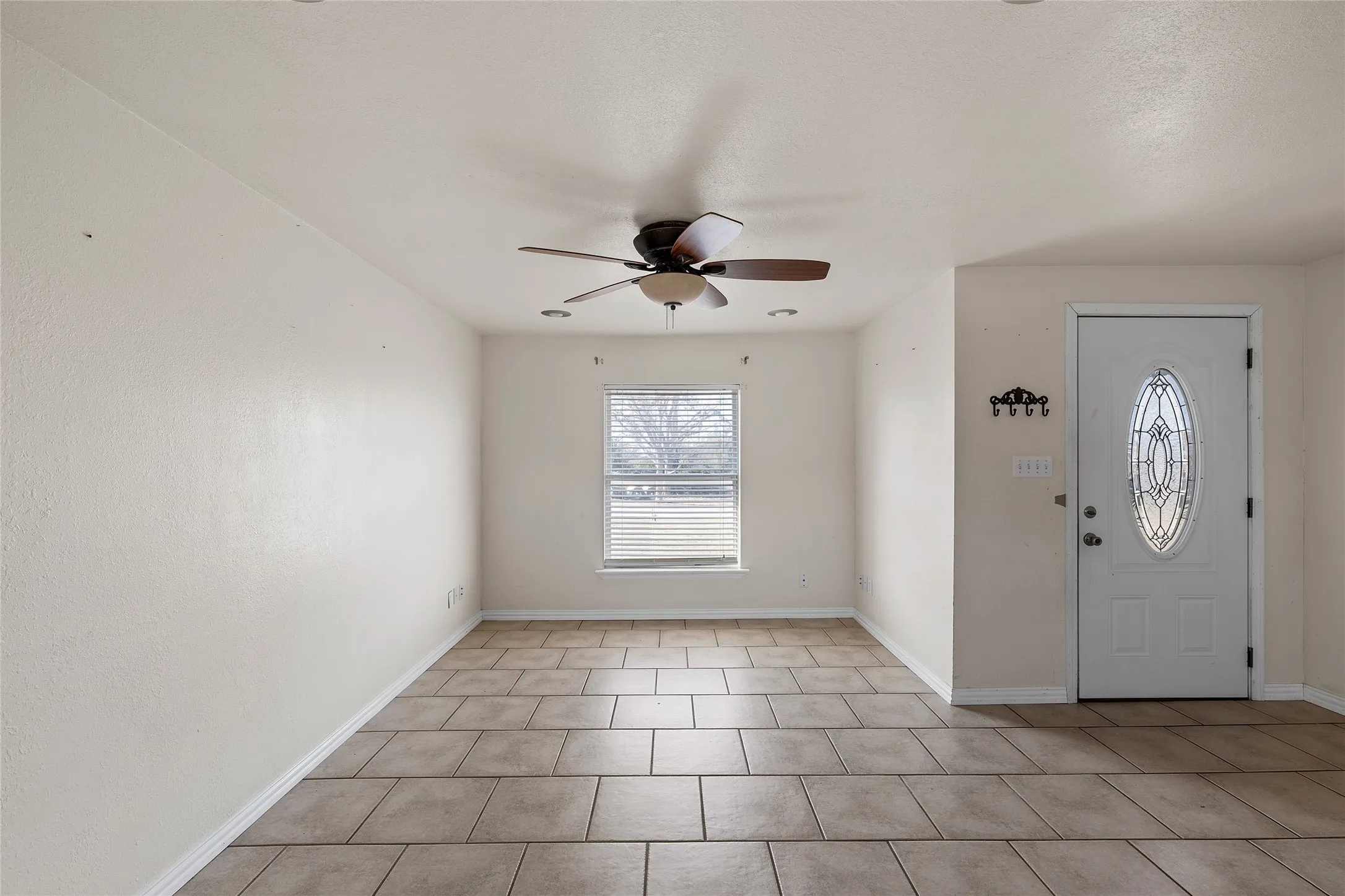 Single Family Residence For Sale in Hill County , 310 S 3rd Street, Abbott, Texas 76621, 2 Bedroom, 1 Bathroom, 1 Garage spaces, 1,160 Sqft, built in 1945, mls#21166254, Real Estate Agent in Abbott, Homes For Sale in Hill county, Homes For Sale in Abbott, Realtor in Abbott Texas, Real Estate Brokerage Independent Realty Texas, Luminita Cordes Realtor