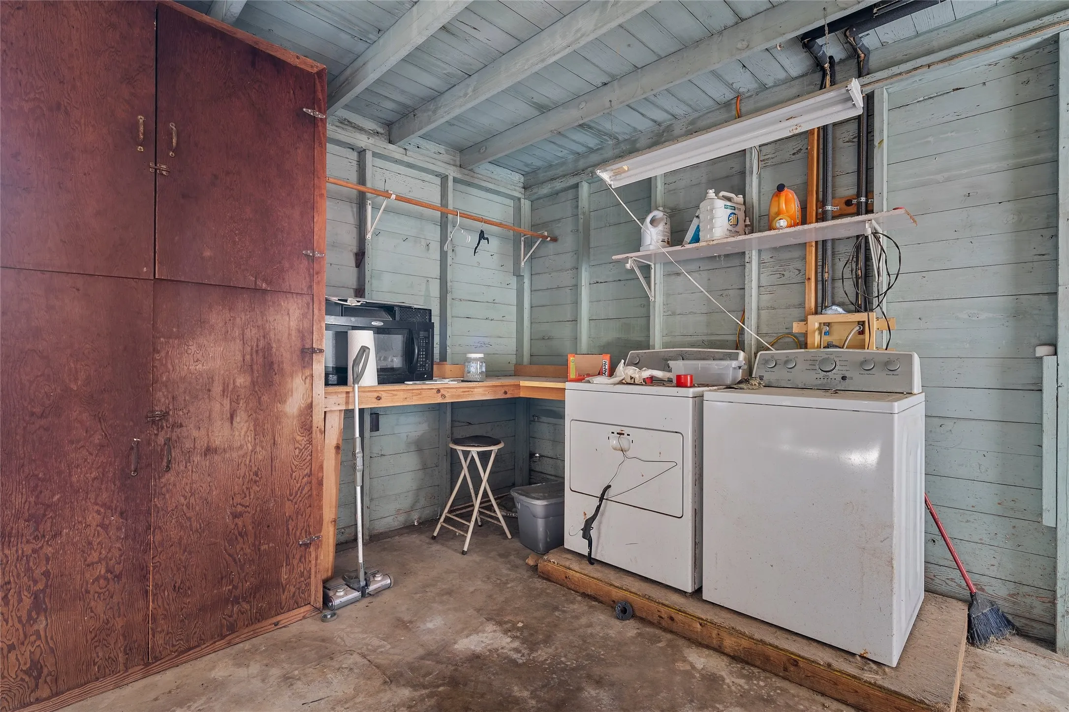 Single Family Residence For Sale in Hill County , 310 S 3rd Street, Abbott, Texas 76621, 2 Bedroom, 1 Bathroom, 1 Garage spaces, 1,160 Sqft, built in 1945, mls#21166254, Real Estate Agent in Abbott, Homes For Sale in Hill county, Homes For Sale in Abbott, Realtor in Abbott Texas, Real Estate Brokerage Independent Realty Texas, Luminita Cordes Realtor