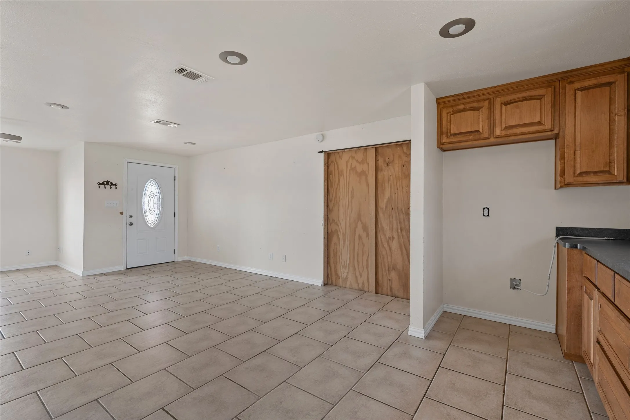 Single Family Residence For Sale in Hill County , 310 S 3rd Street, Abbott, Texas 76621, 2 Bedroom, 1 Bathroom, 1 Garage spaces, 1,160 Sqft, built in 1945, mls#21166254, Real Estate Agent in Abbott, Homes For Sale in Hill county, Homes For Sale in Abbott, Realtor in Abbott Texas, Real Estate Brokerage Independent Realty Texas, Luminita Cordes Realtor