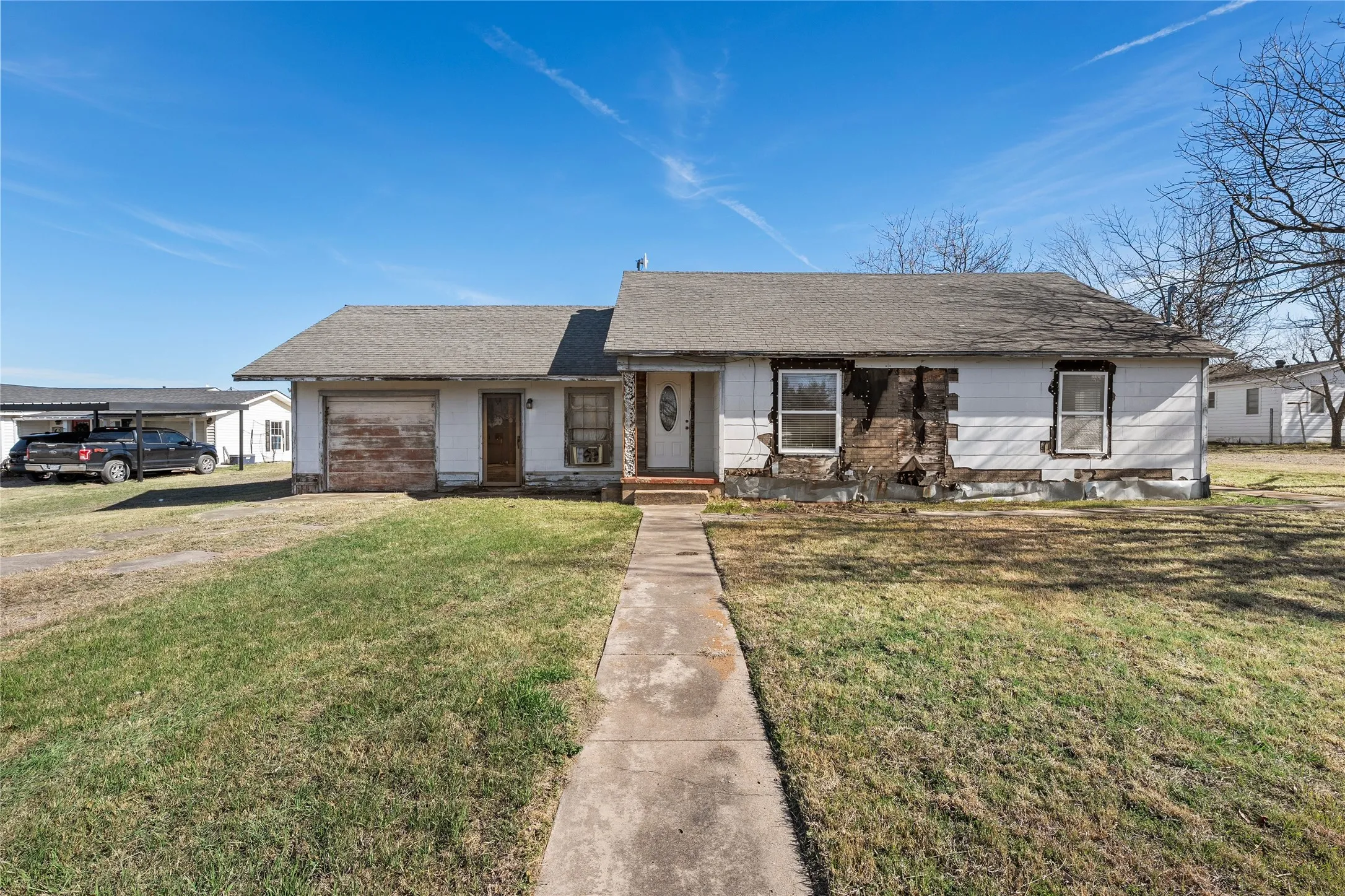 Single Family Residence For Sale in Hill County , 310 S 3rd Street, Abbott, Texas 76621, 2 Bedroom, 1 Bathroom, 1 Garage spaces, 1,160 Sqft, built in 1945, mls#21166254, Real Estate Agent in Abbott, Homes For Sale in Hill county, Homes For Sale in Abbott, Realtor in Abbott Texas, Real Estate Brokerage Independent Realty Texas, Luminita Cordes Realtor