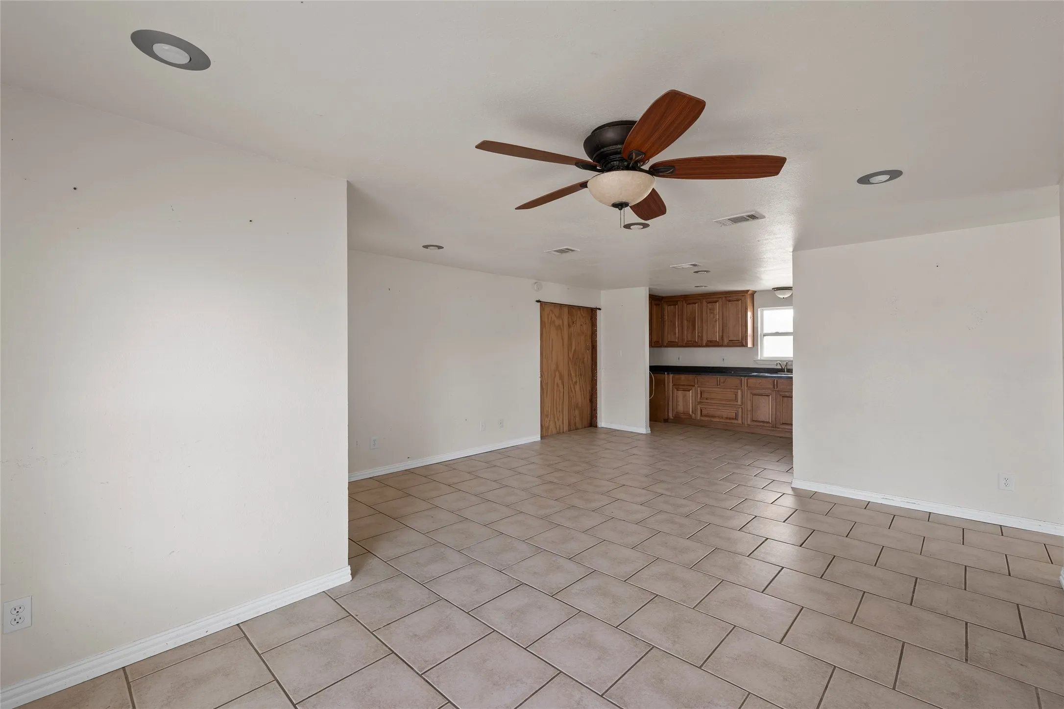 Single Family Residence For Sale in Hill County , 310 S 3rd Street, Abbott, Texas 76621, 2 Bedroom, 1 Bathroom, 1 Garage spaces, 1,160 Sqft, built in 1945, mls#21166254, Real Estate Agent in Abbott, Homes For Sale in Hill county, Homes For Sale in Abbott, Realtor in Abbott Texas, Real Estate Brokerage Independent Realty Texas, Luminita Cordes Realtor